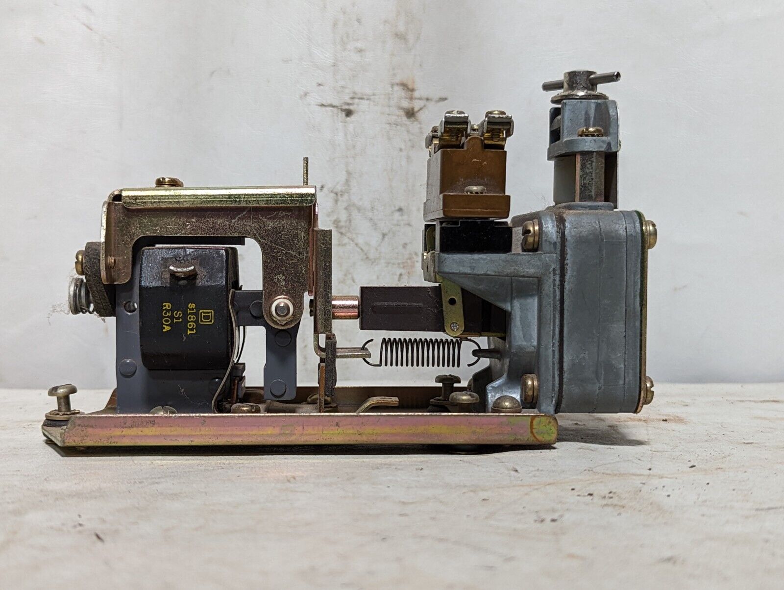 Square D 9050-B05E pneumatic timing relay, timing range 0.2-180 seconds