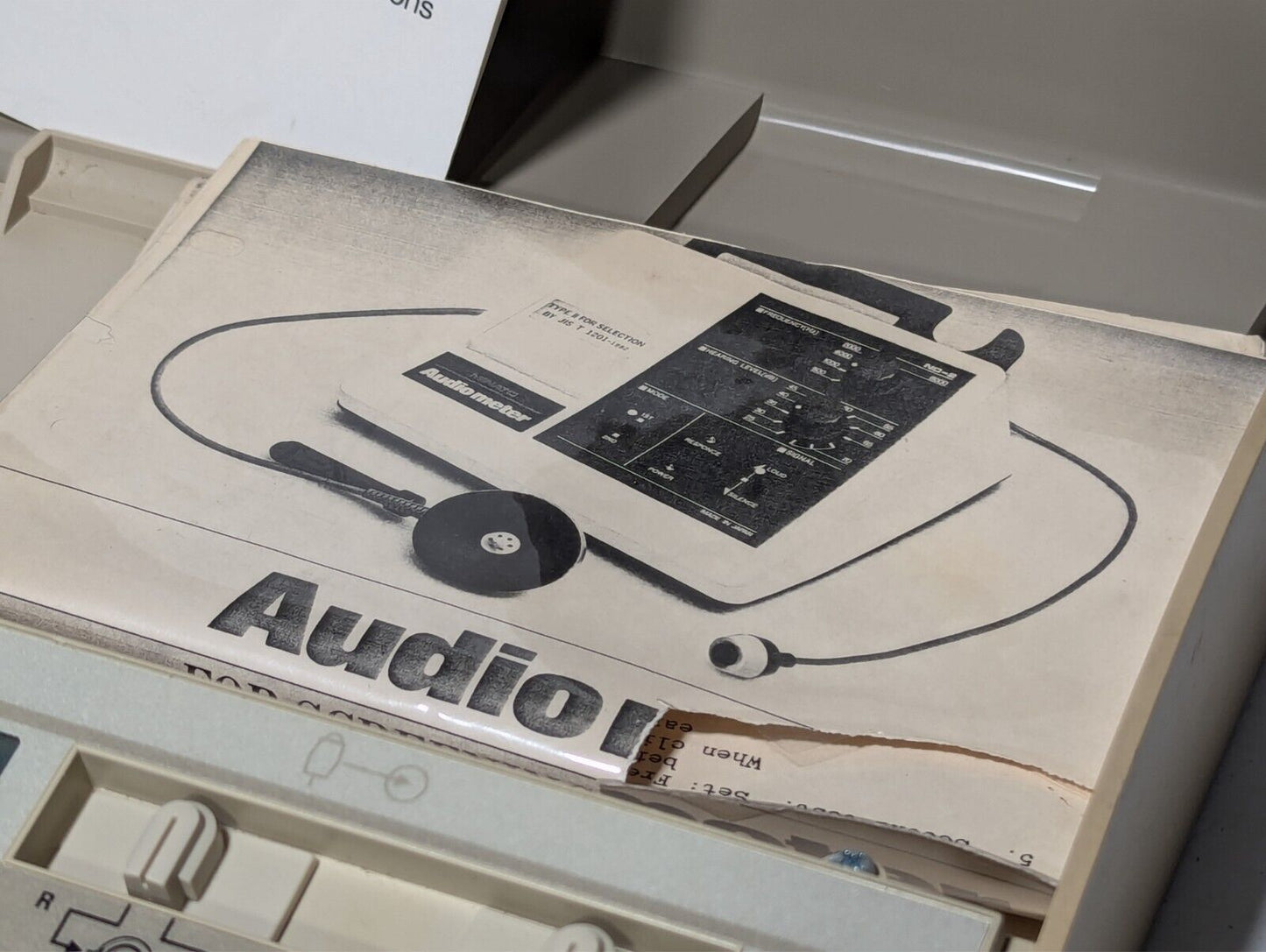 Welch Allyn AM 232 manual audiometer with manual and accessories as pictured