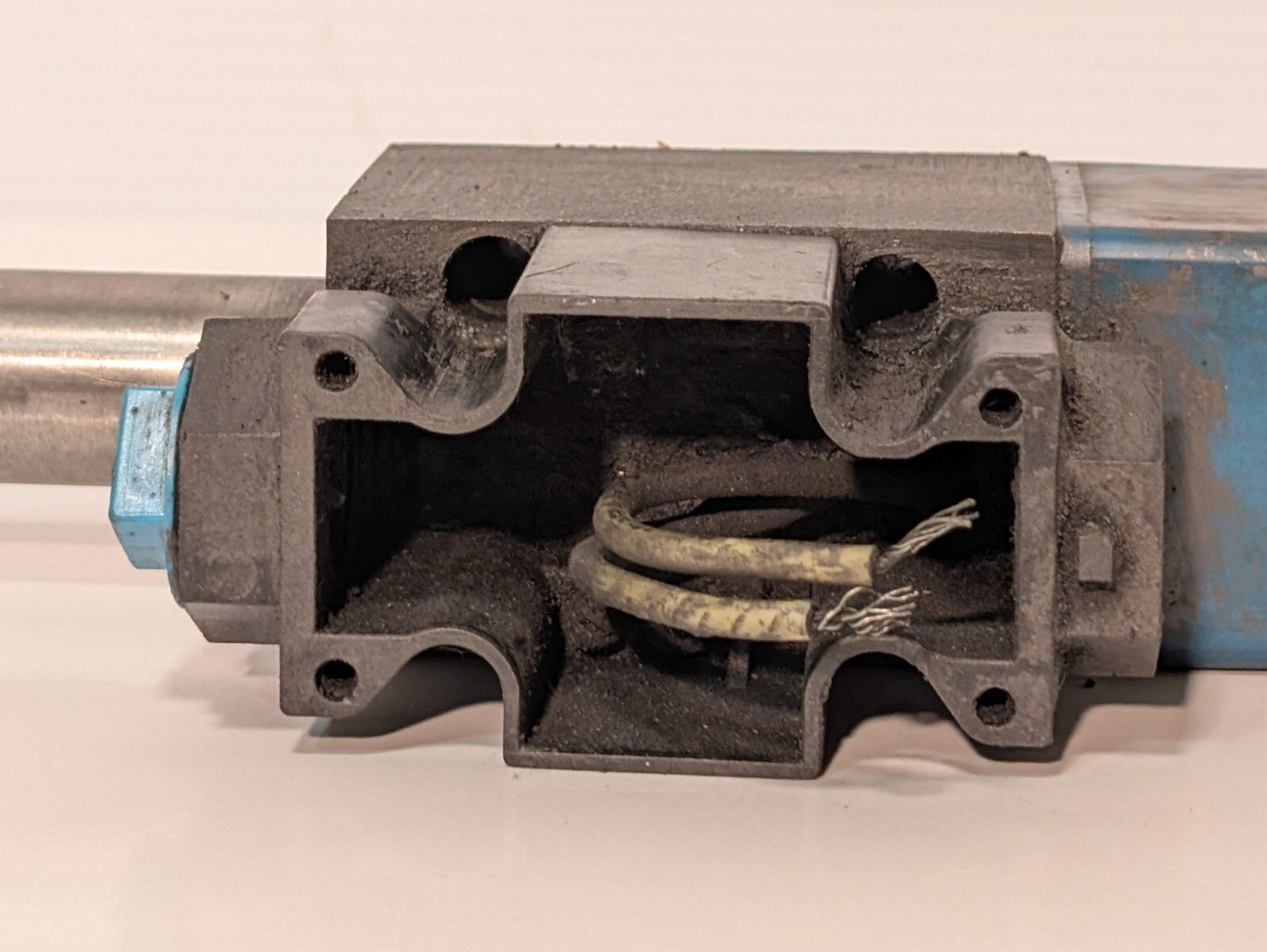 Vickers 02-101731 and Unidentified Hydraulic Valve