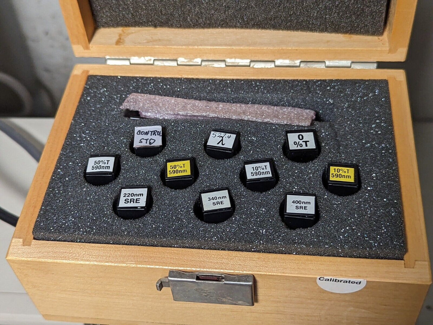 Beckman DU640 spectrophotometer with lots of accessories, manuals