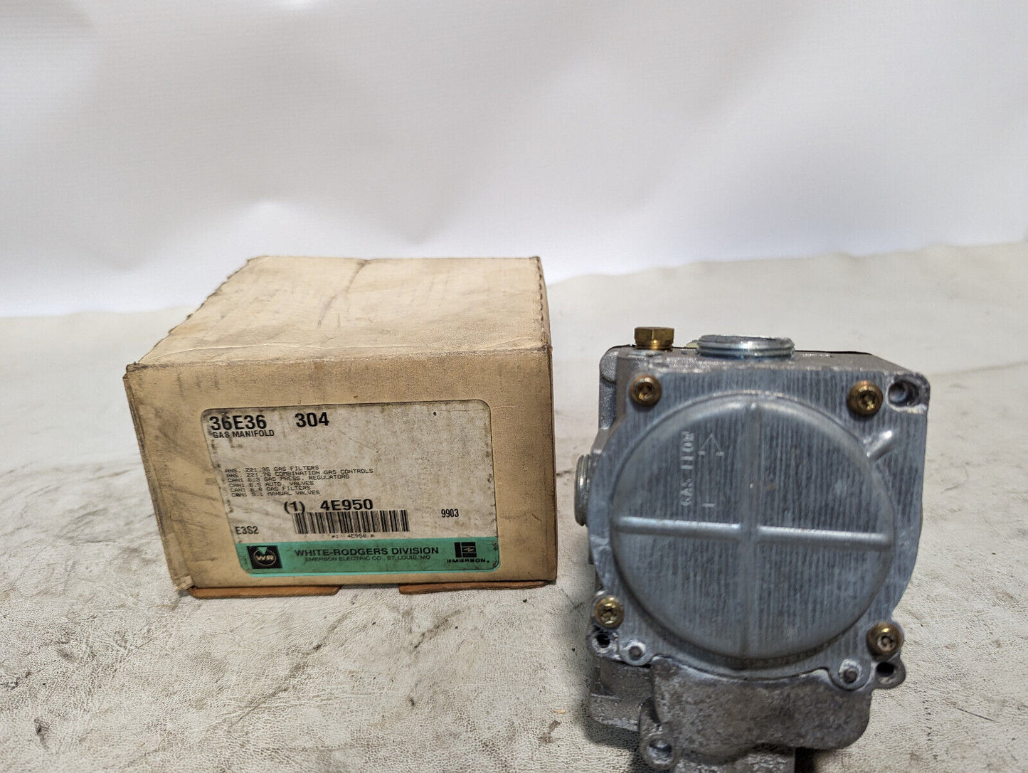 White-Rodgers 36E36 Gas Manifold in Box, 4E950