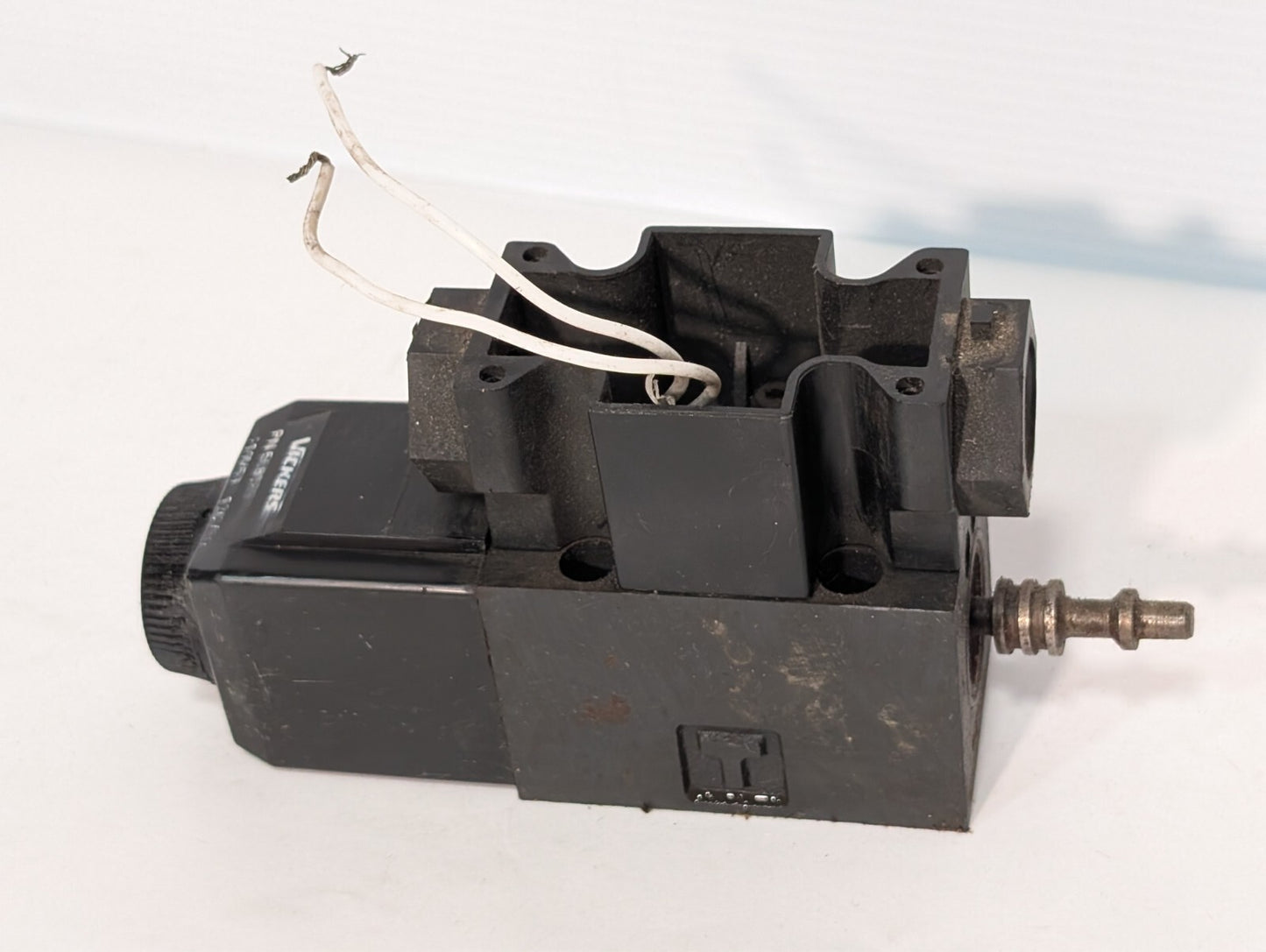 Vickers 508169 Solenoid Valve Coil on (Unidentifiable) APB Solenoid Valve