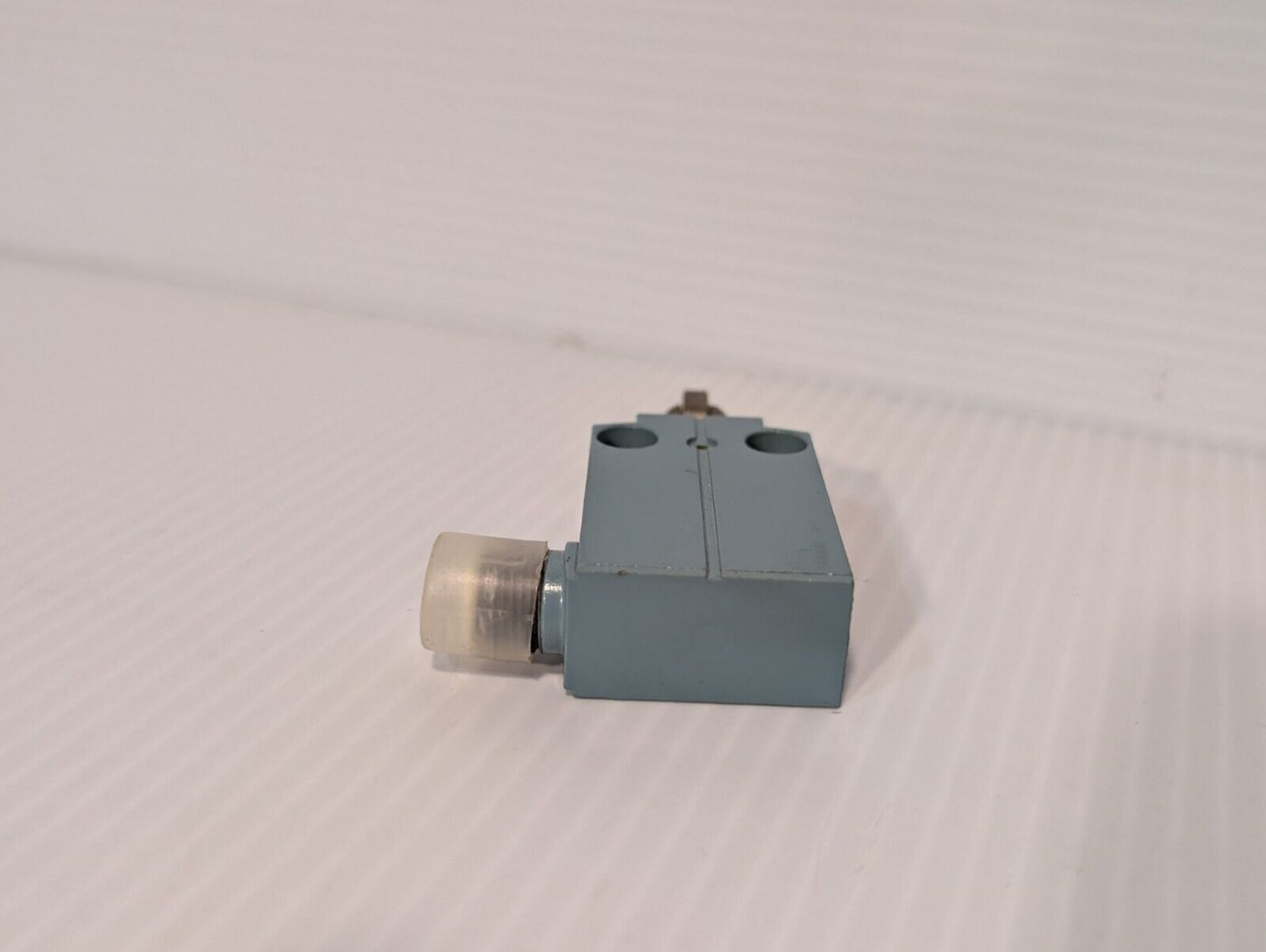 Telemecanique XCM-A103T200 Roller Plunger Limit Switch, 4A, 24VAC as pictured