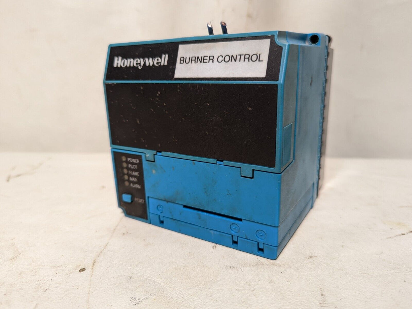 Honeywell RM7890D1004 burner control with R7847A1033 rectification flame amplifi