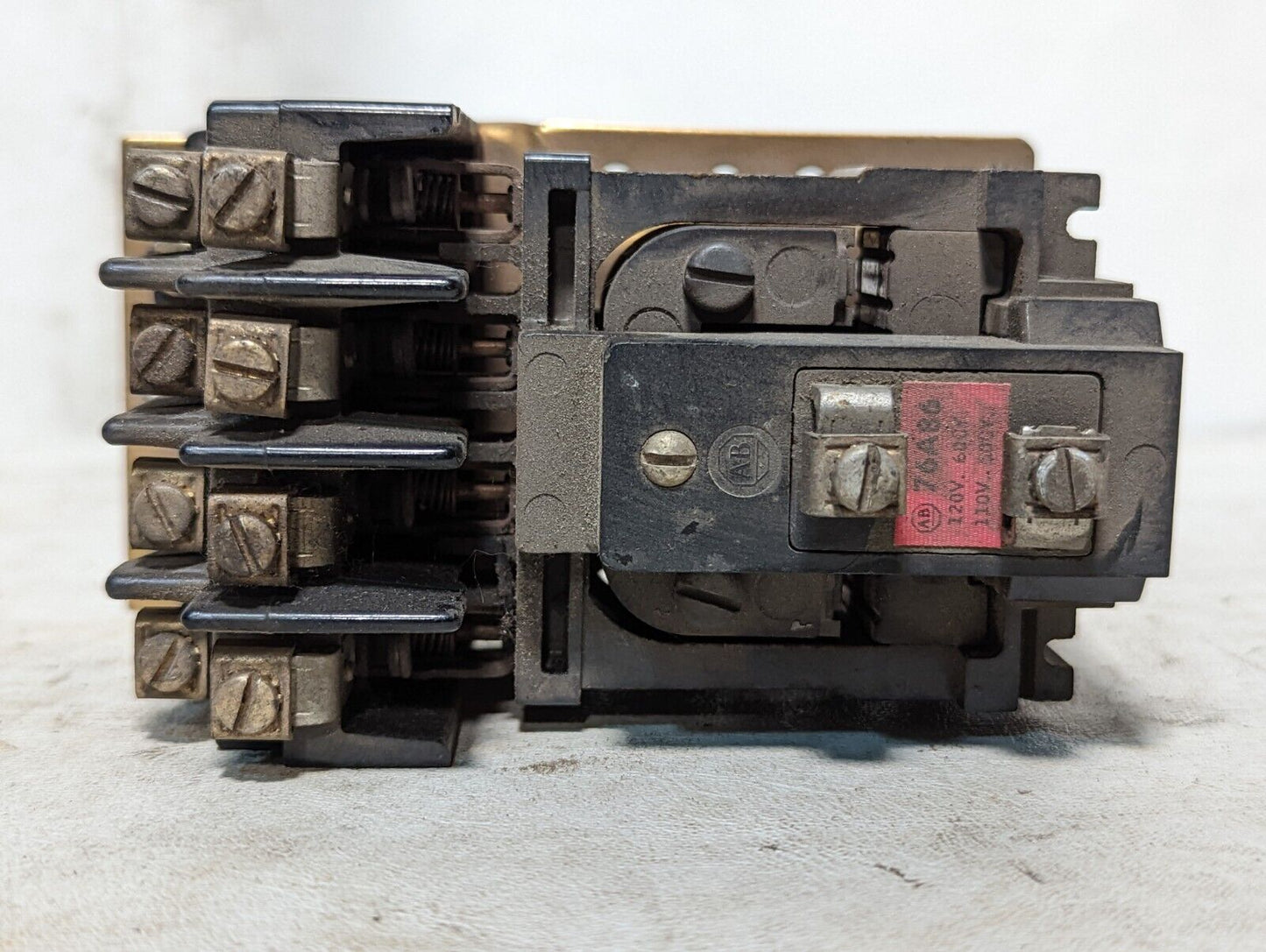 Allen Bradley 700-BR400A1 AC relay, 600VAC, 10A max, 76A86 110/120V coil