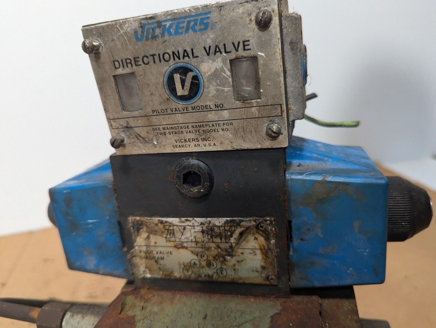 Vickers DG5S-8-2C-2-T-M-FW-B5-30 Directional Valve - Free Shipping