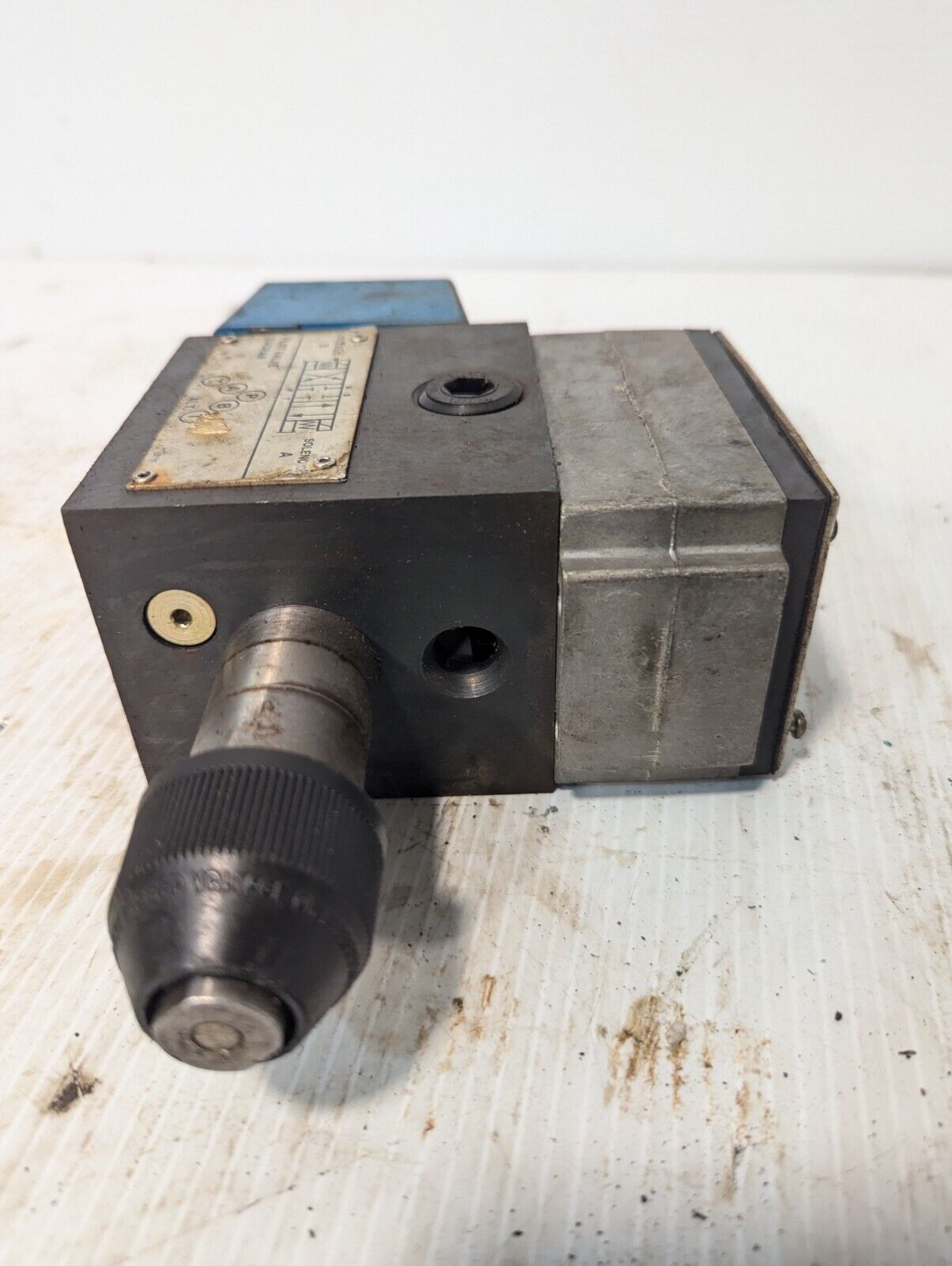 Vickers 02-119589 DG4S4L 012C B 60 directional valve, pilot valve -Free Shipping