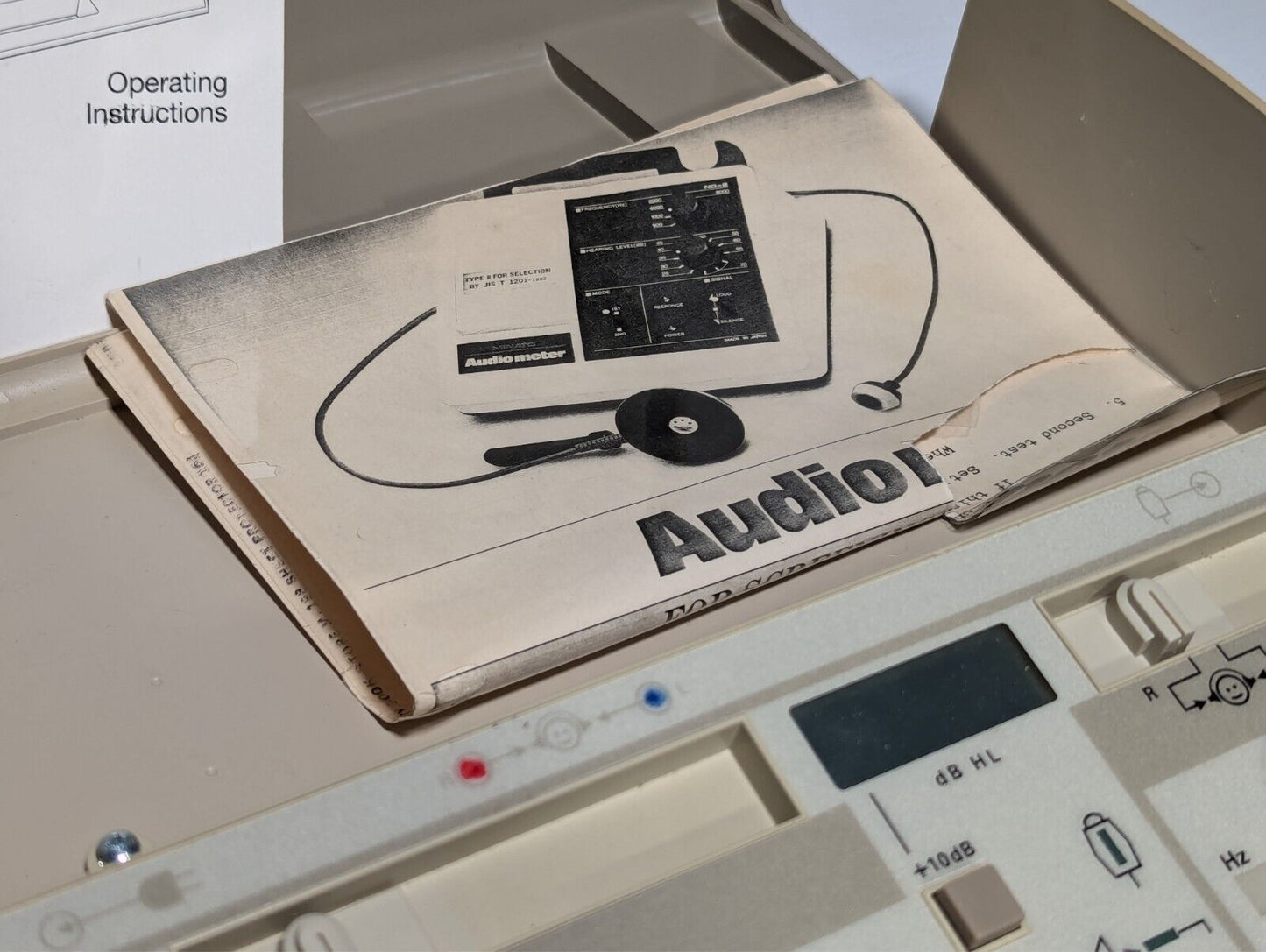 Welch Allyn AM 232 manual audiometer with manual and accessories as pictured