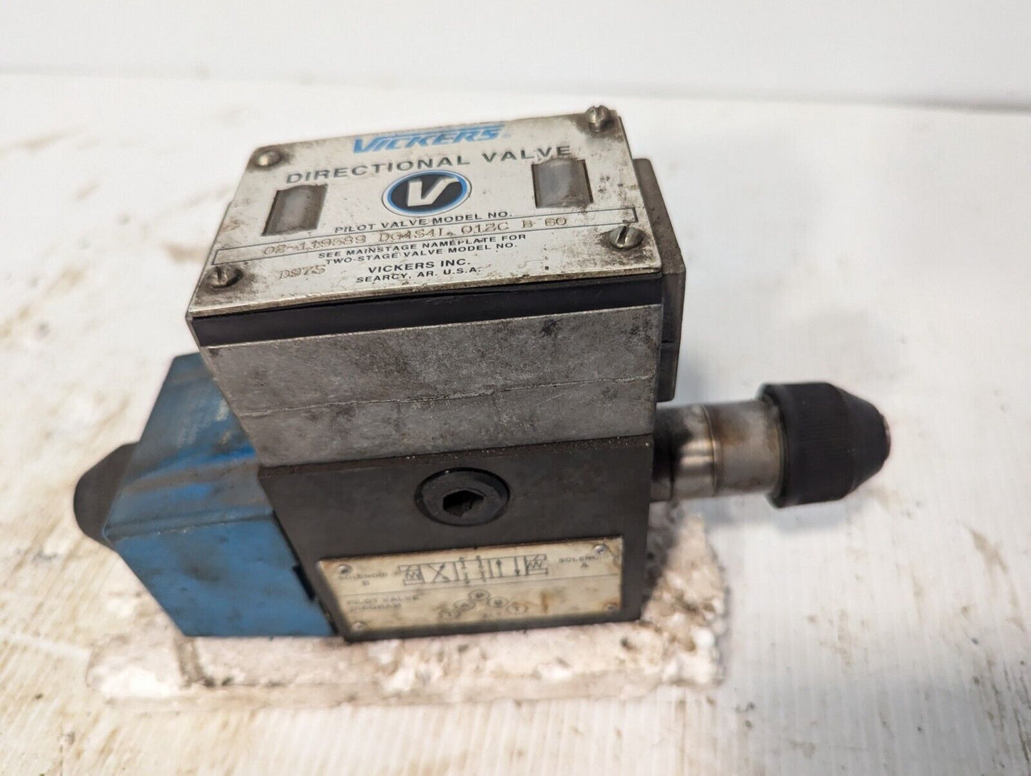 Vickers 02-119589 DG4S4L 012C B 60 directional valve, pilot valve -Free Shipping