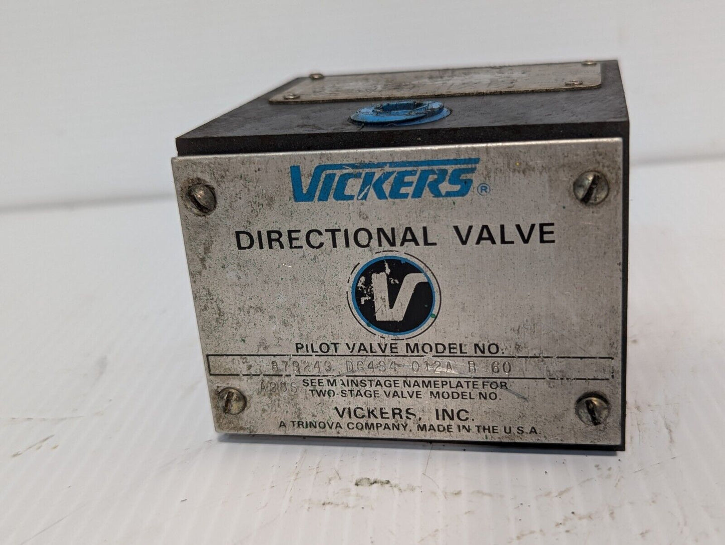 Vickers 879249 DG4S4 012A B 60 pilot valve as pictured - Free Shipping