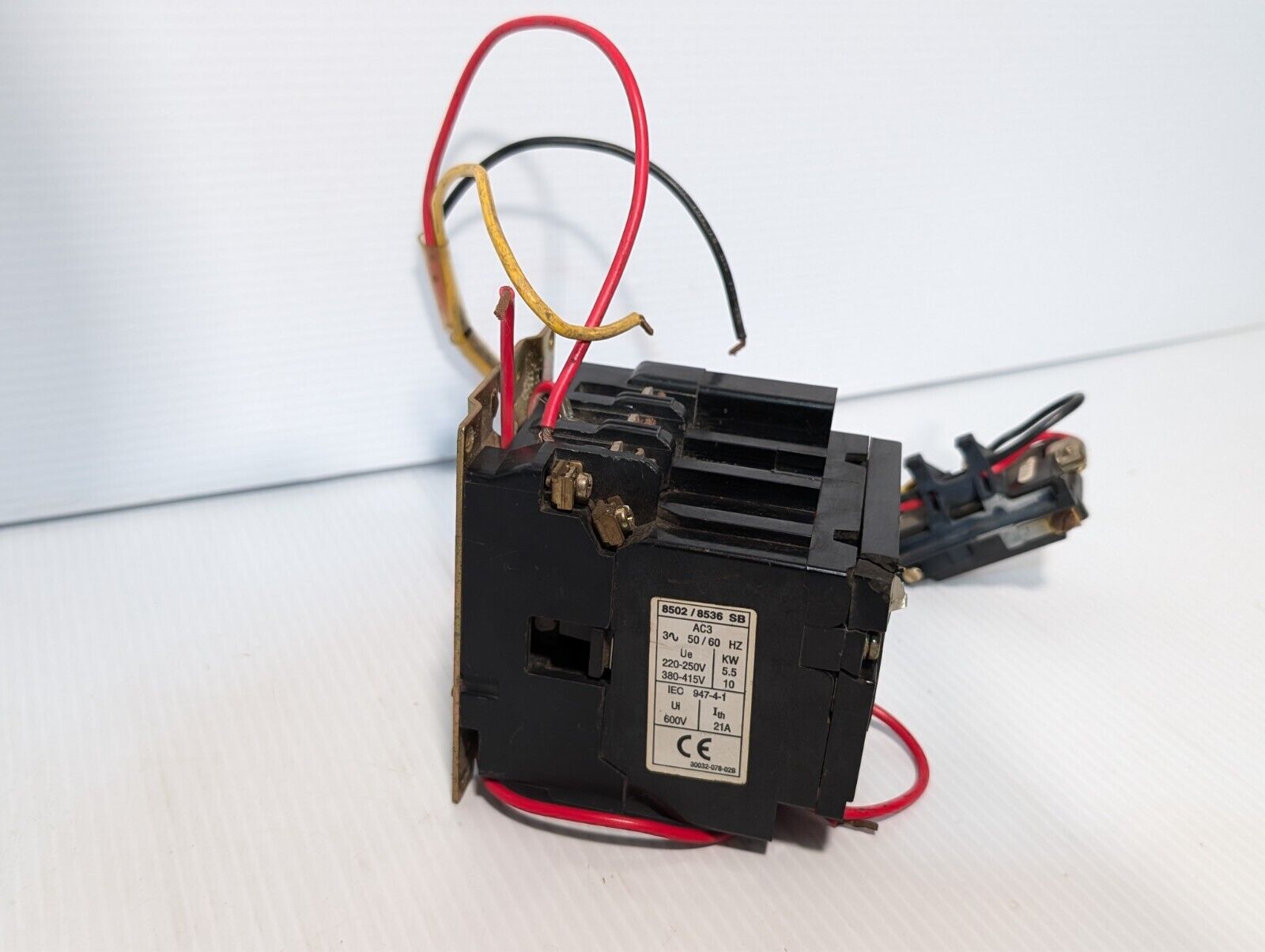 Square D 8536SBG2 motor starter, NEMA sz 0, 3HP, 220/240VAC coil