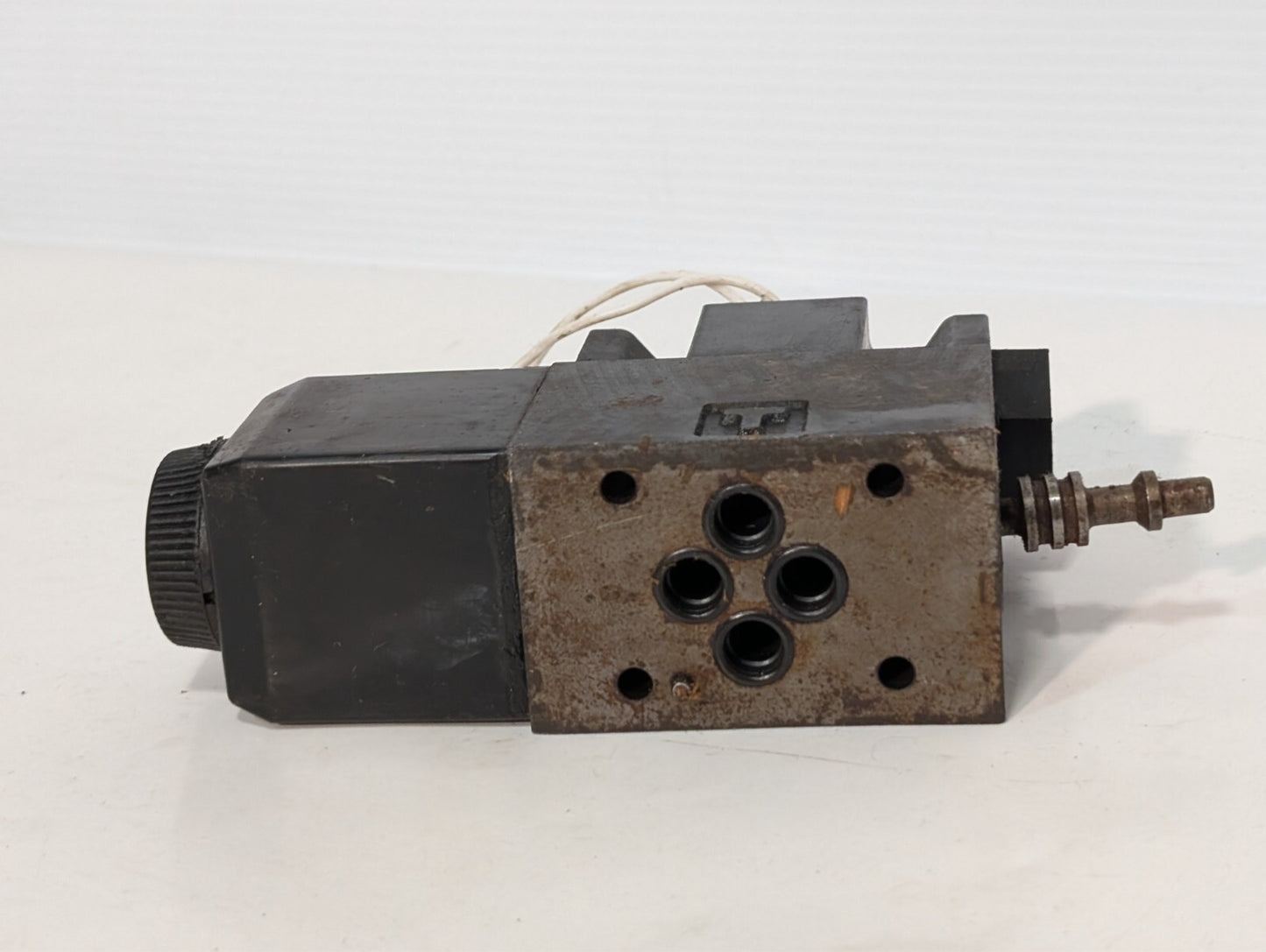 Vickers 508169 Solenoid Valve Coil on (Unidentifiable) APB Solenoid Valve