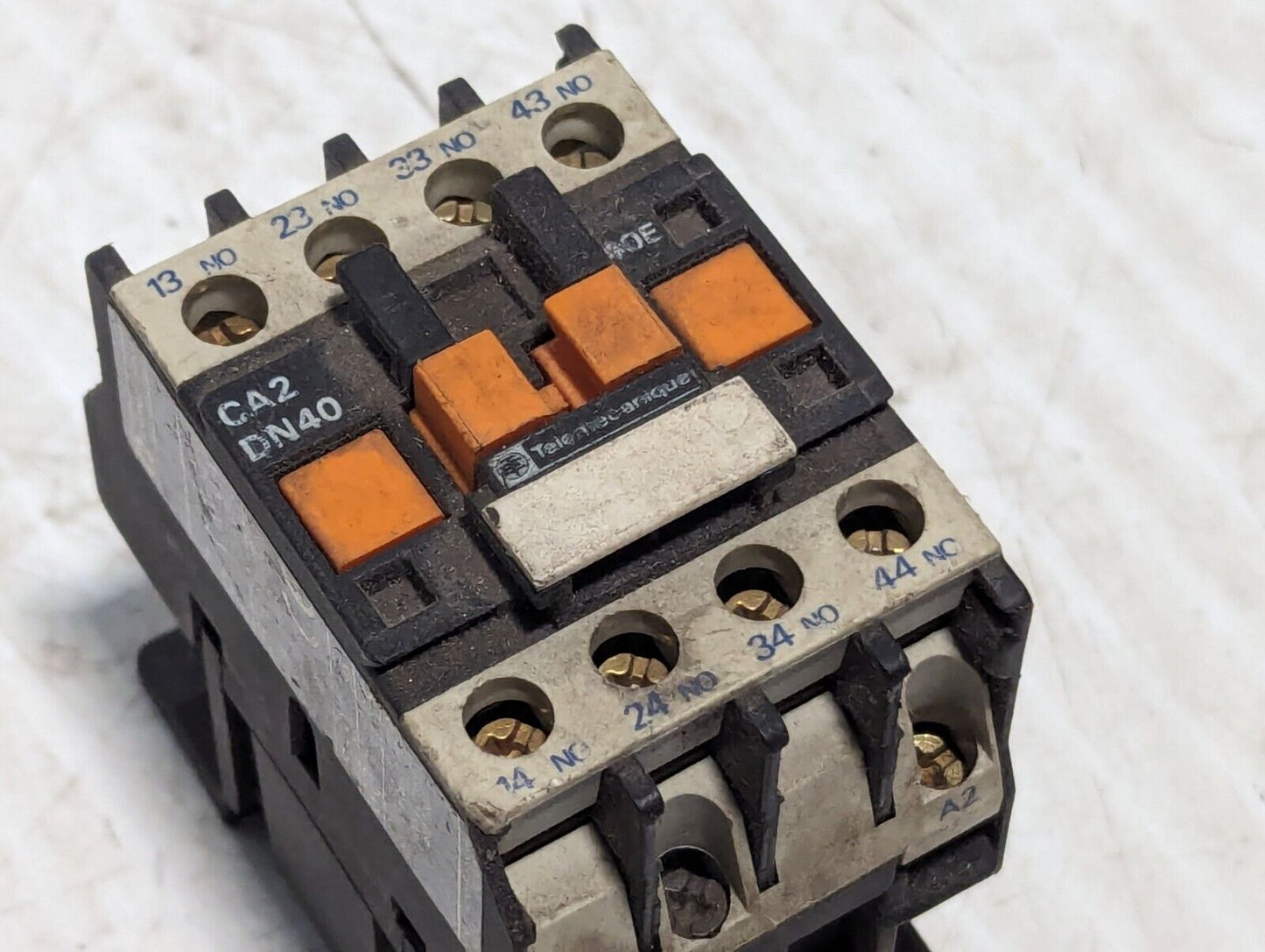 TELEMECANIQUE CA2-DN40 CONTROL RELAY 24V 60Hz - Free Shipping