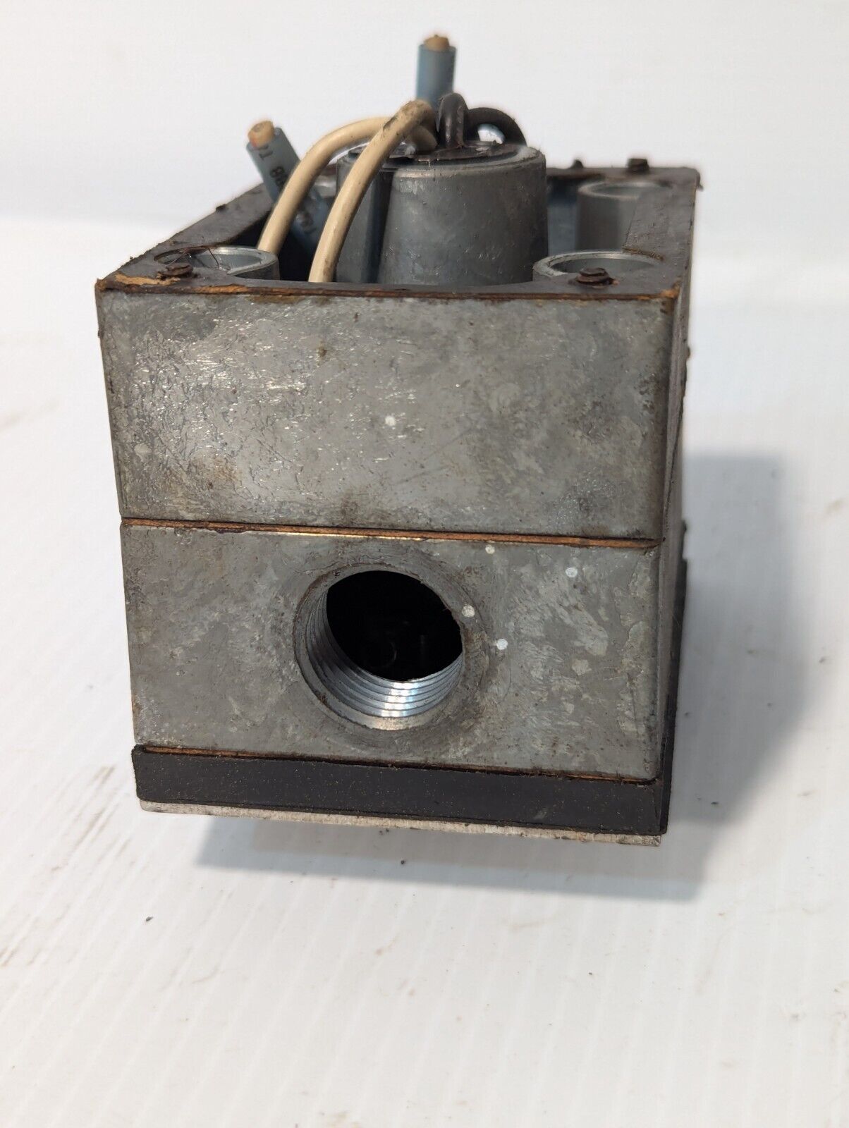 Vickers F3 PBDG494L 012A B60 insta-plug directional valve as pictured