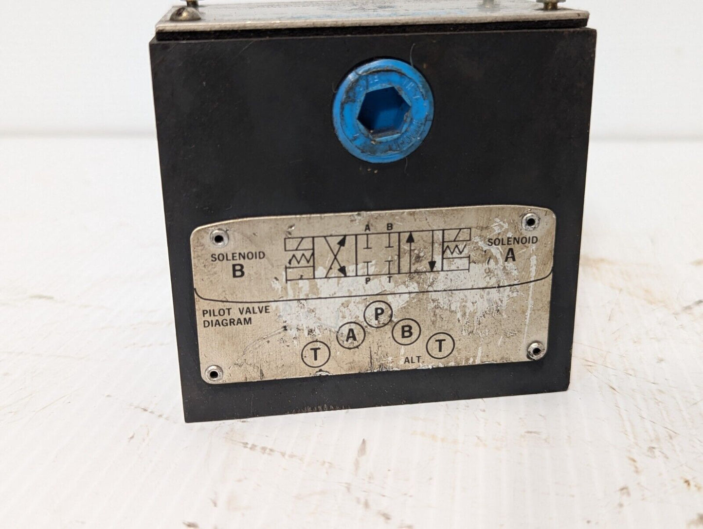 Vickers 879249 DG4S4 012A B 60 pilot valve as pictured - Free Shipping
