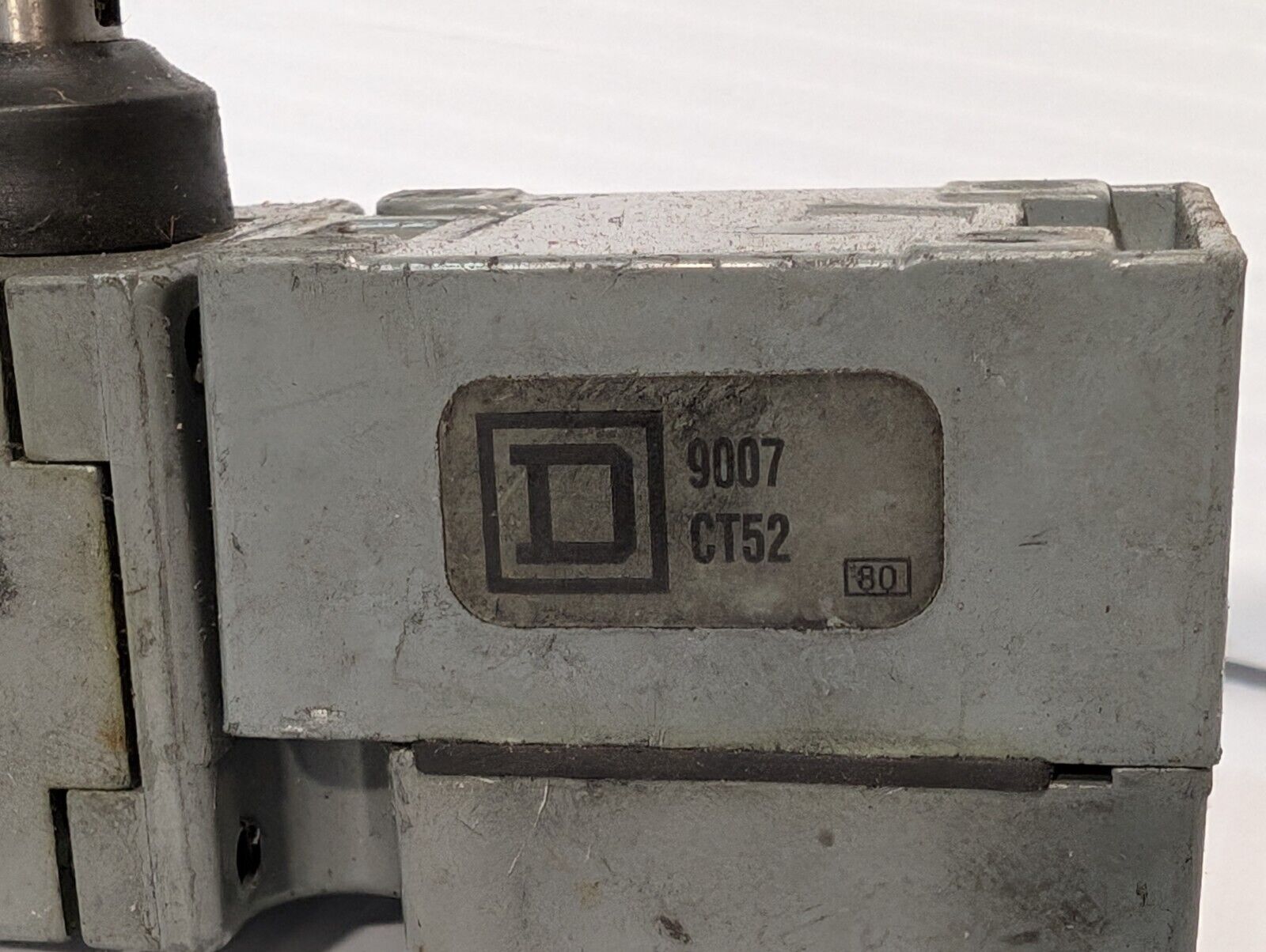 Square D 9007C54B2Y2051 Limit Switch with another 9007C54B2 part
