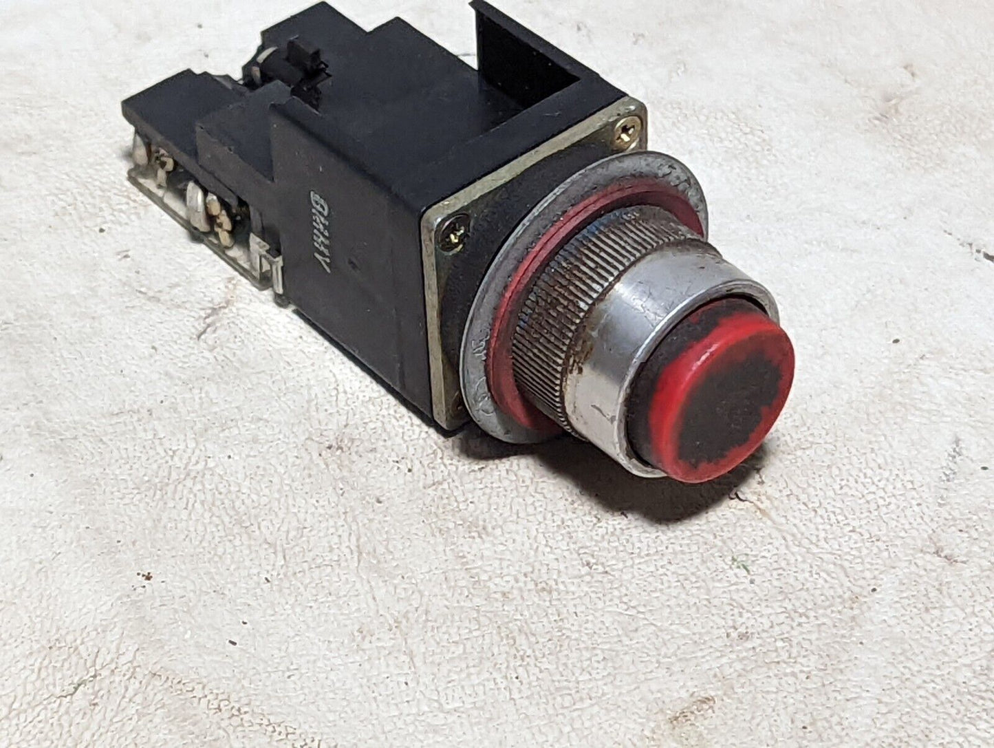 Allen-Bradley 800M-XD2K, ser. A, red pushbutton switch, 300VAC Max, 720VA break