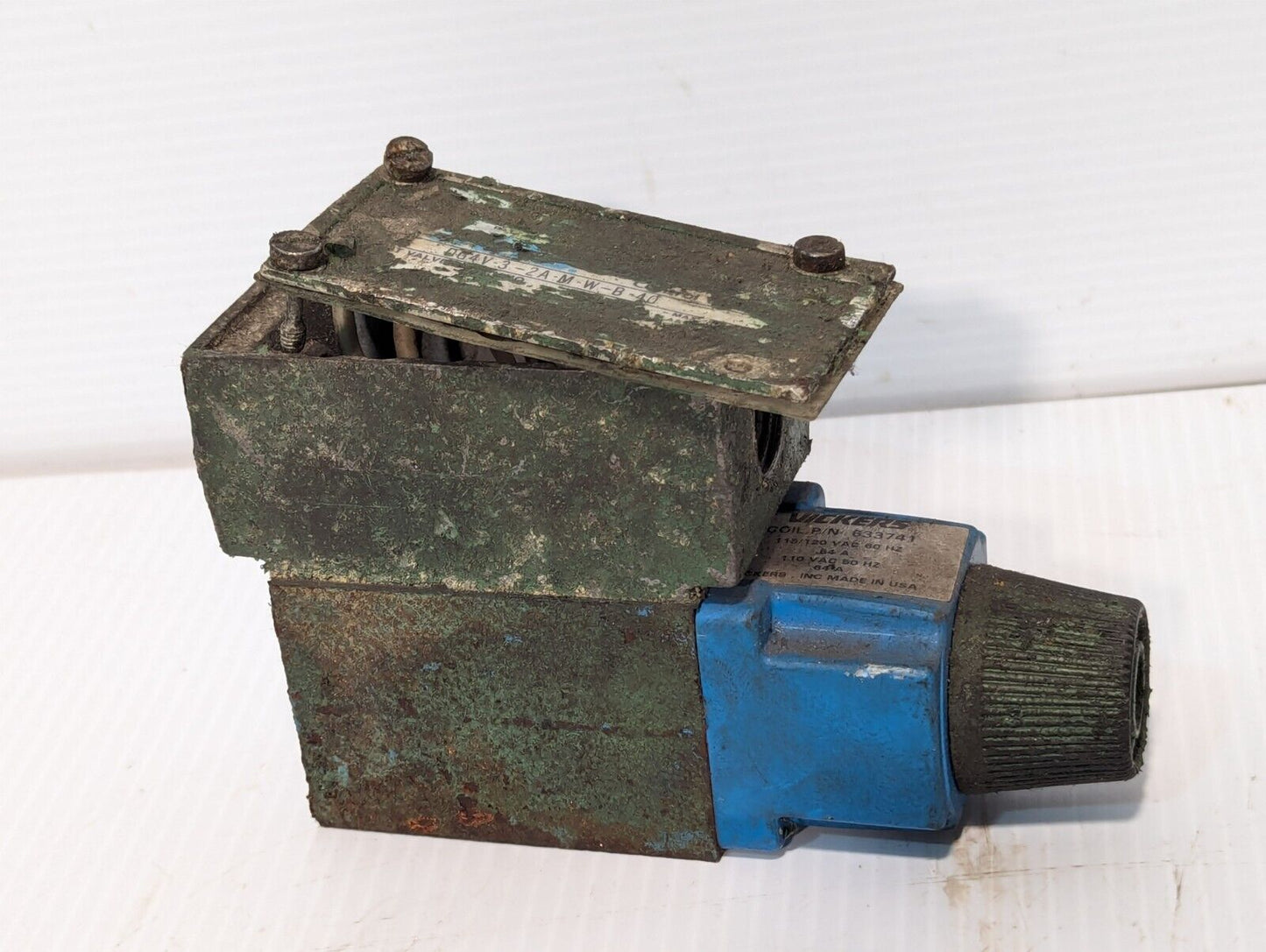 Vickers DG4V-3-2A-M-W-B-40 valve with Vickers 633741 coil - Free Shipping