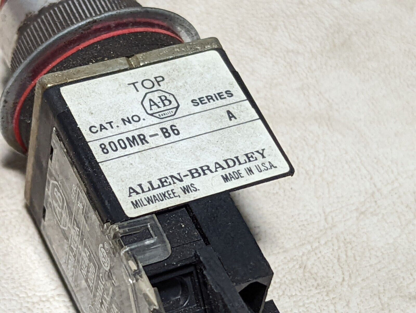 Allen-Bradley 800M-XD2K, ser. A, red pushbutton switch, 300VAC Max, 720VA break