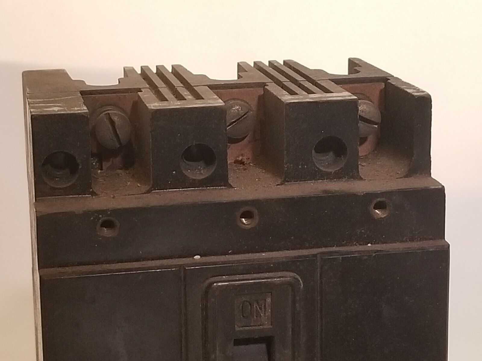 Trumbull  AT31035 335, 35 amps, 3 poles, 250 VAC circuit breaker