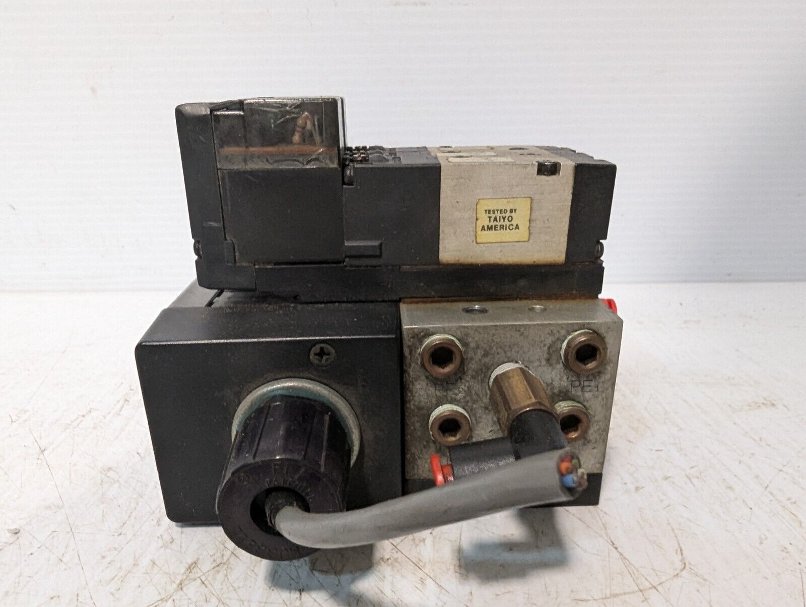 Taiyo Manifold Block w/ 3 SRS1-8S DC24V Solenoid Valves - Free Shipping