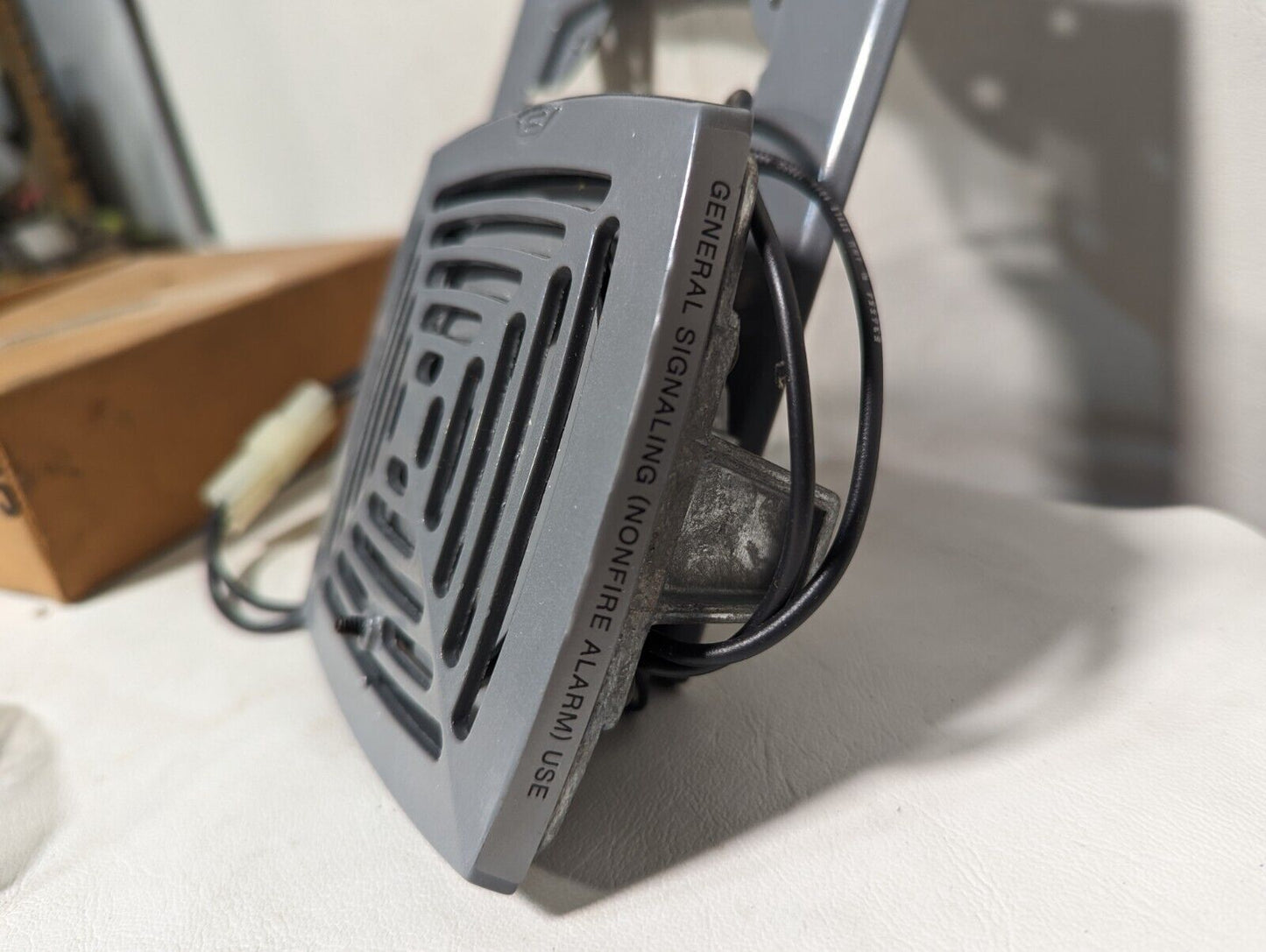 Edwards 870-G5 flush horn, 24VAC, 50/60Hz, general signaling (nonfire alarm) use