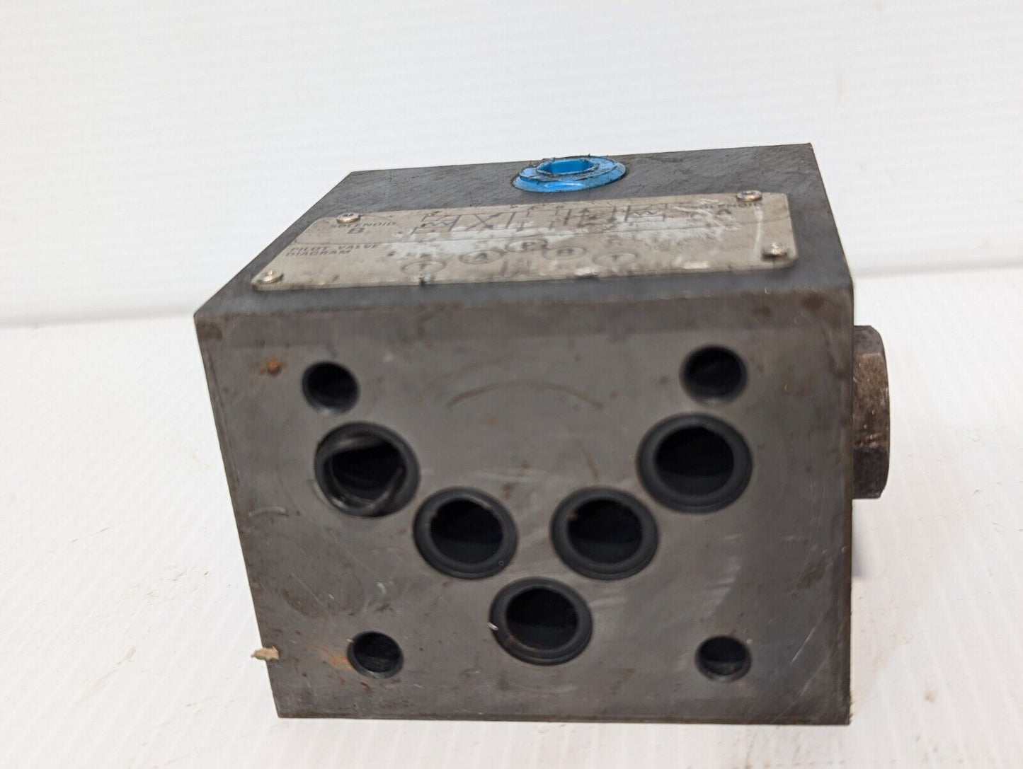 Vickers 879249 DG4S4 012A B 60 pilot valve as pictured - Free Shipping