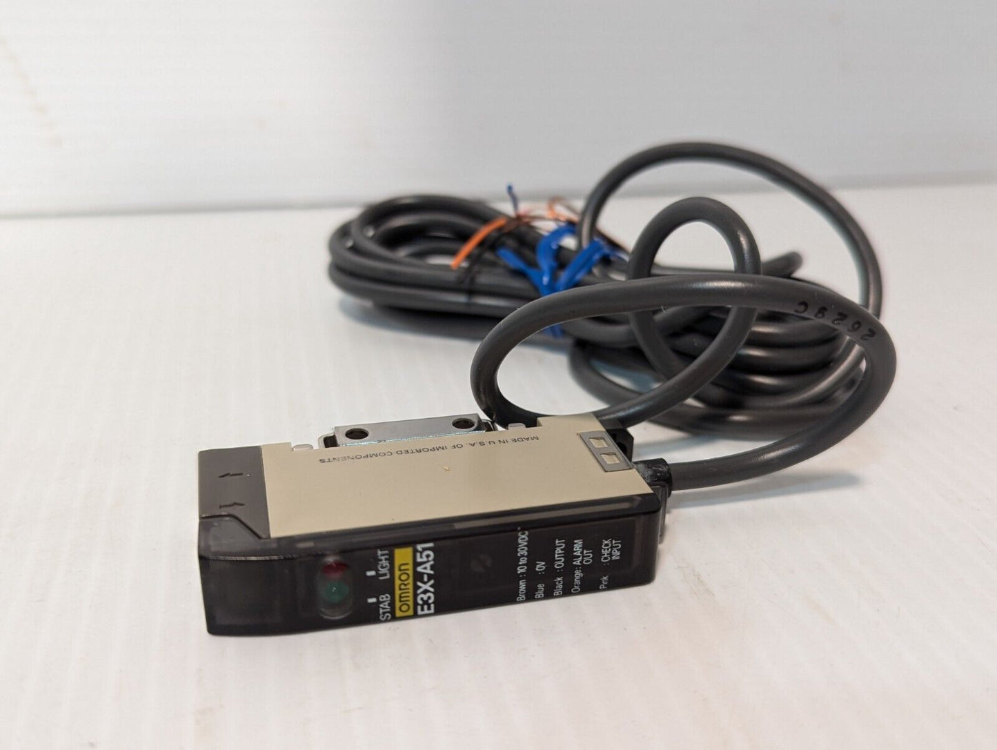 (Read) OMRON E3X-A51 PHOTOELECTRIC SENSOR 10-30VDC 2mm NIB-Free Shipping+Returns