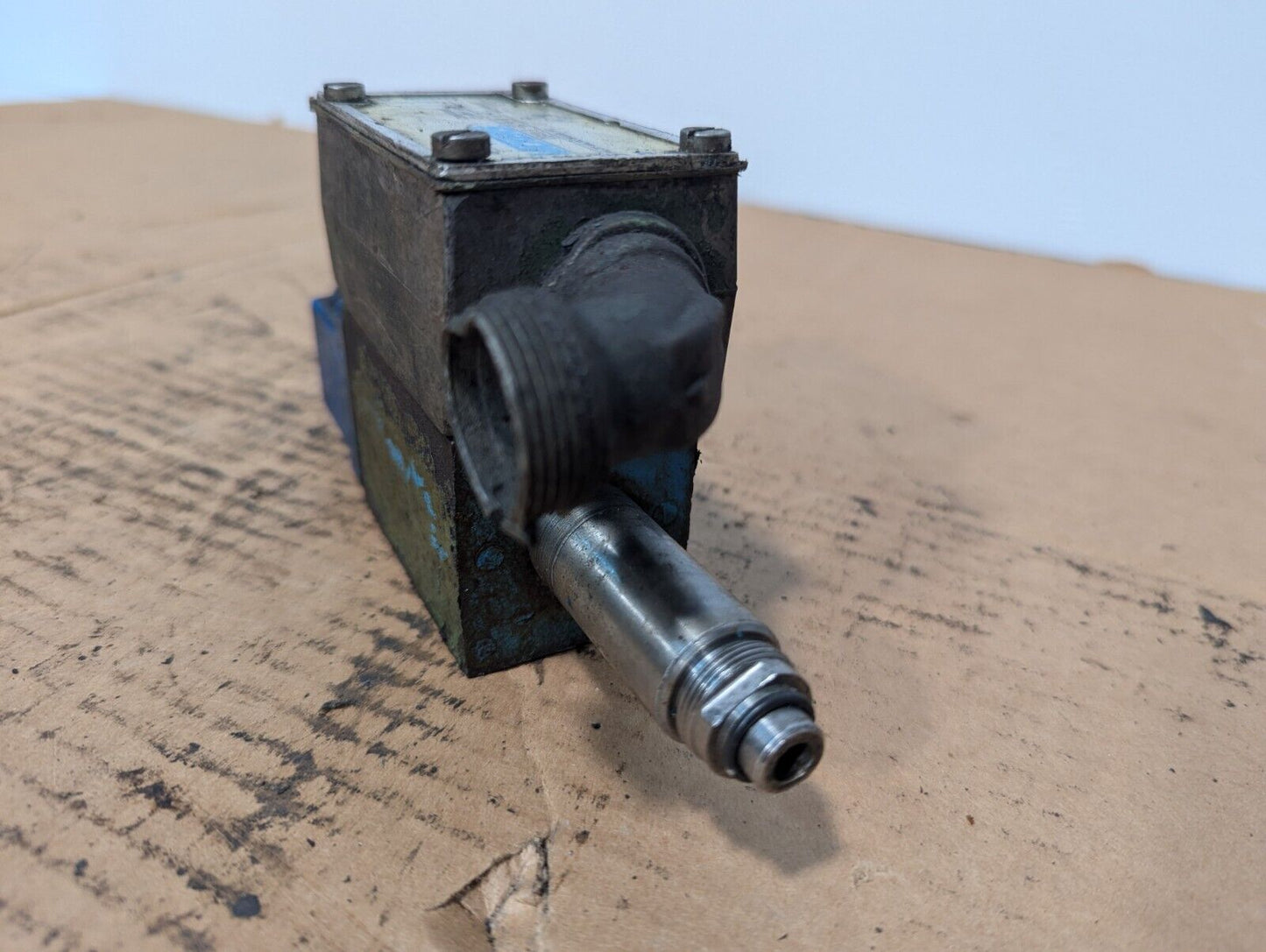 VICKERS PILOT VALVE, DG4V-3-6C-M-W-B-40 - Free Shipping