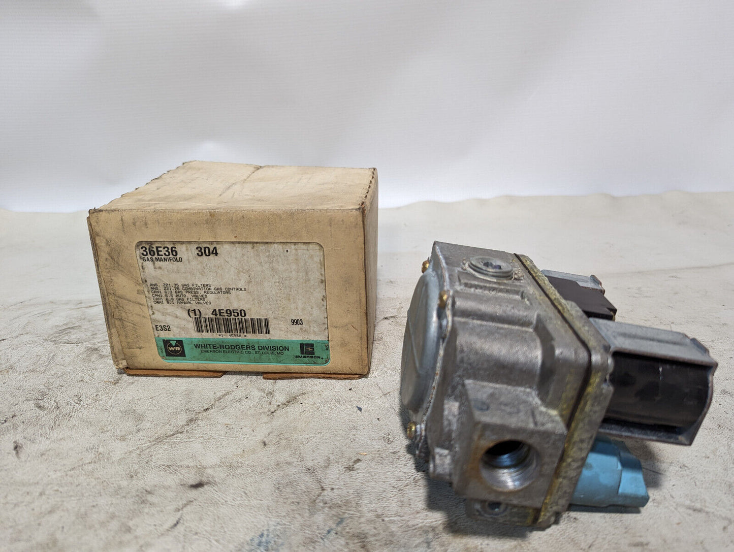 White-Rodgers 36E36 Gas Manifold in Box, 4E950