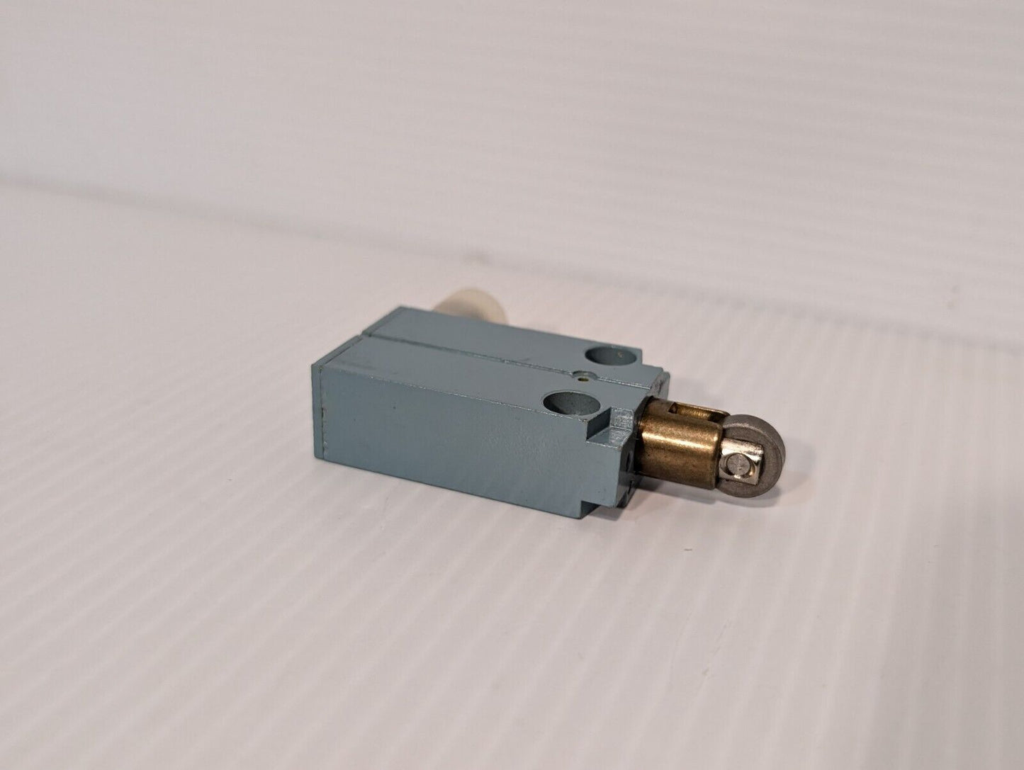 Telemecanique XCM-A103T200 Roller Plunger Limit Switch, 4A, 24VAC as pictured