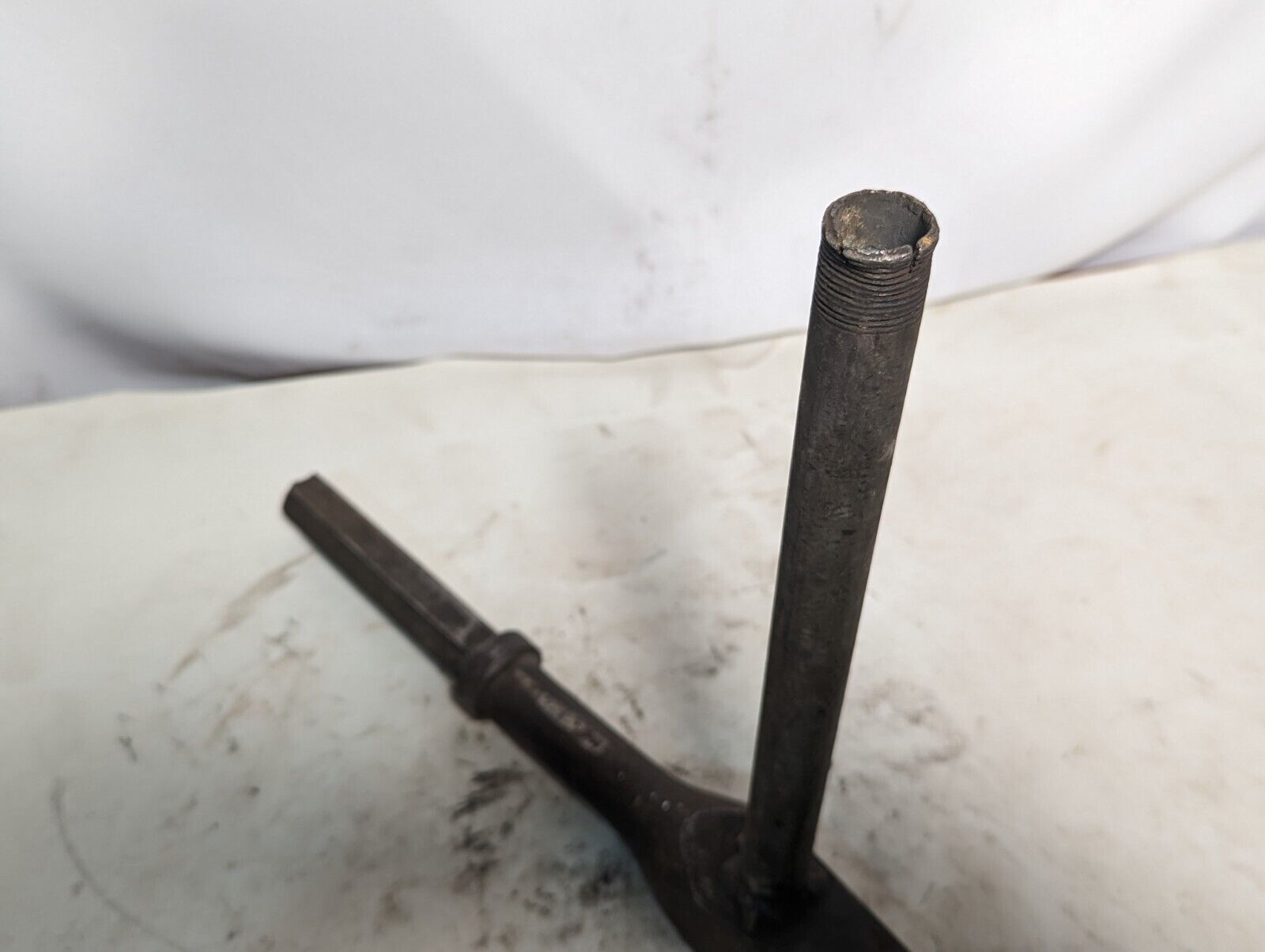 Specialty metal-working chisel w/handle from closing spring manufacturer, 21x14"