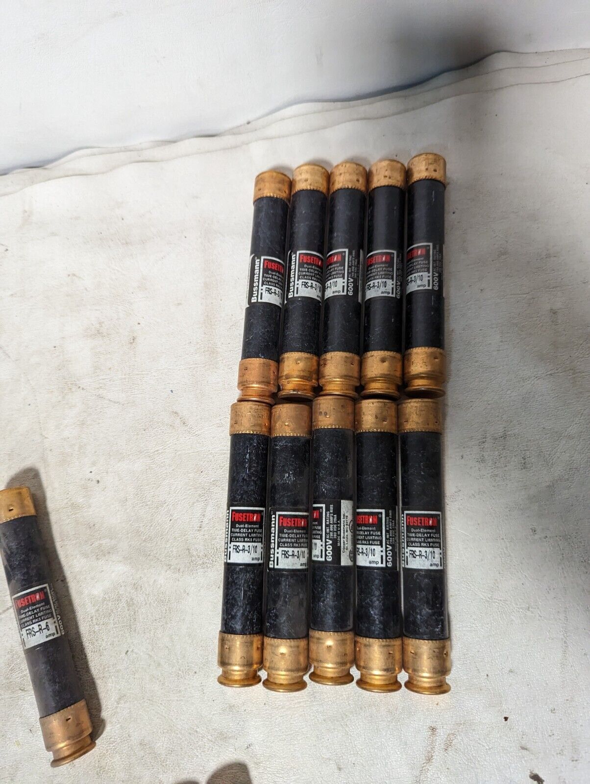 Large lot of 100 FRS-R fuses, 18xFRS-R-9, 15xFRS-R-8, 7xFRS-R-6-1/4, 1xFRS-R-6,