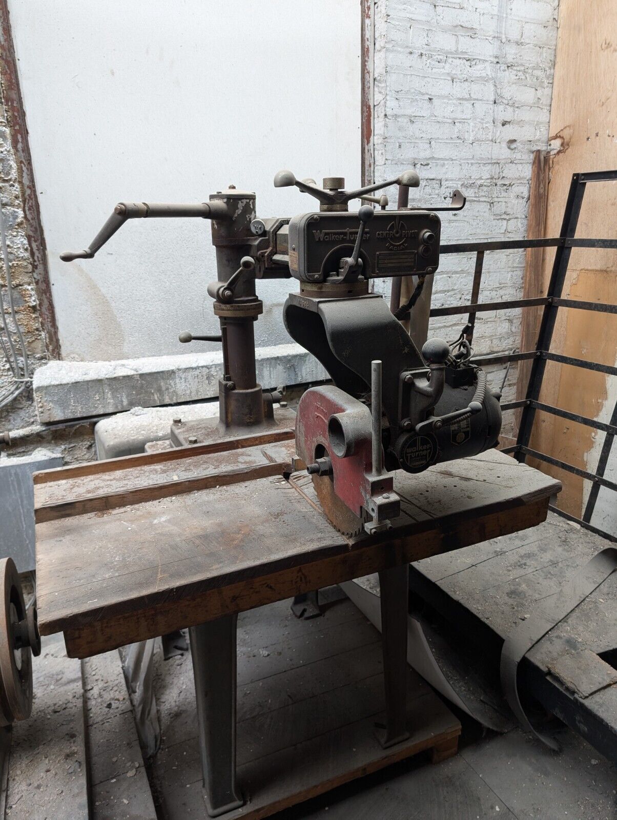 Walker-Turner Radial Arm Saw RA551 Centro Pivot Vintage Manufacturing Equipment