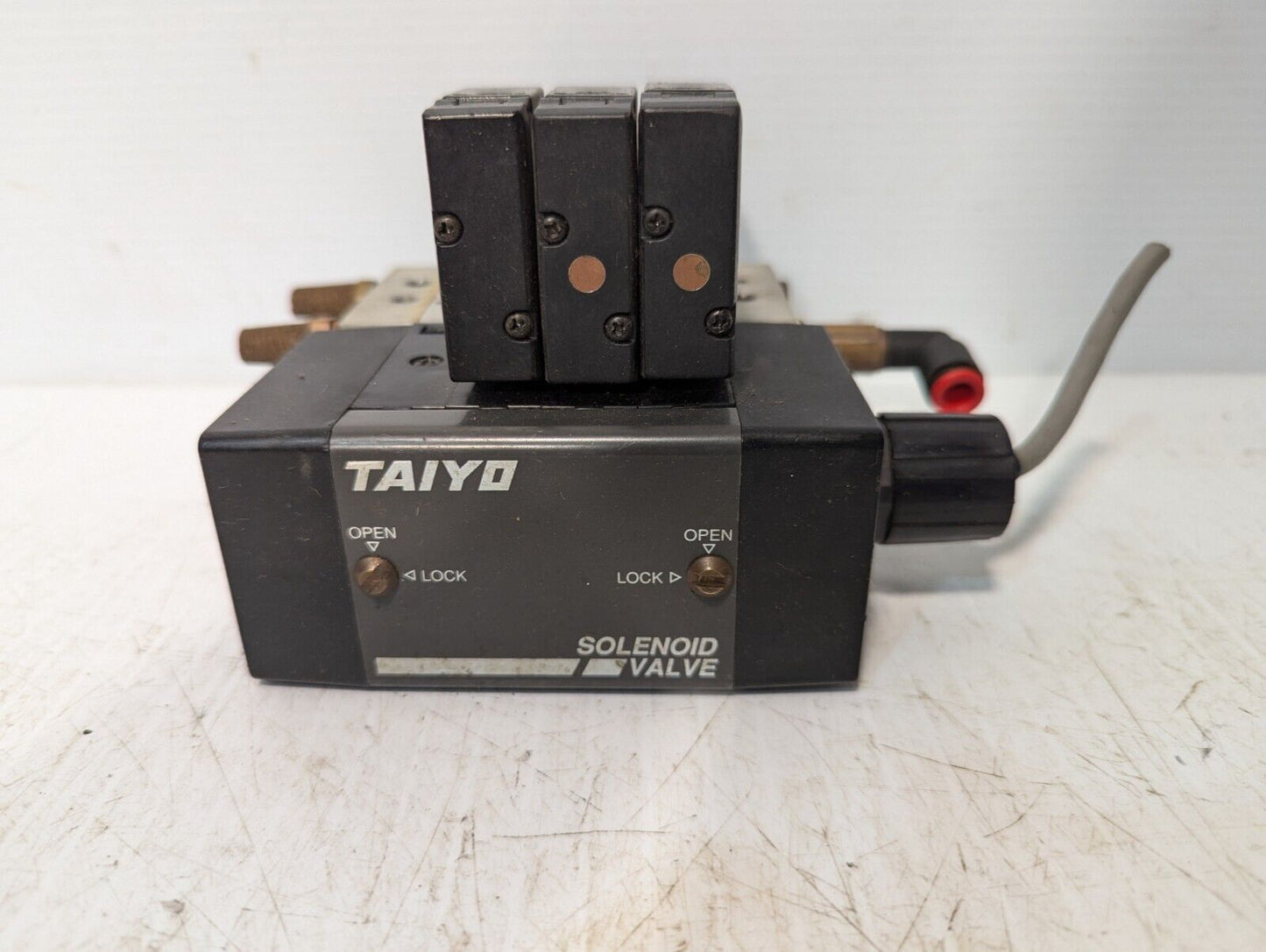 Taiyo Manifold Block w/ 3 SRS1-8S DC24V Solenoid Valves - Free Shipping