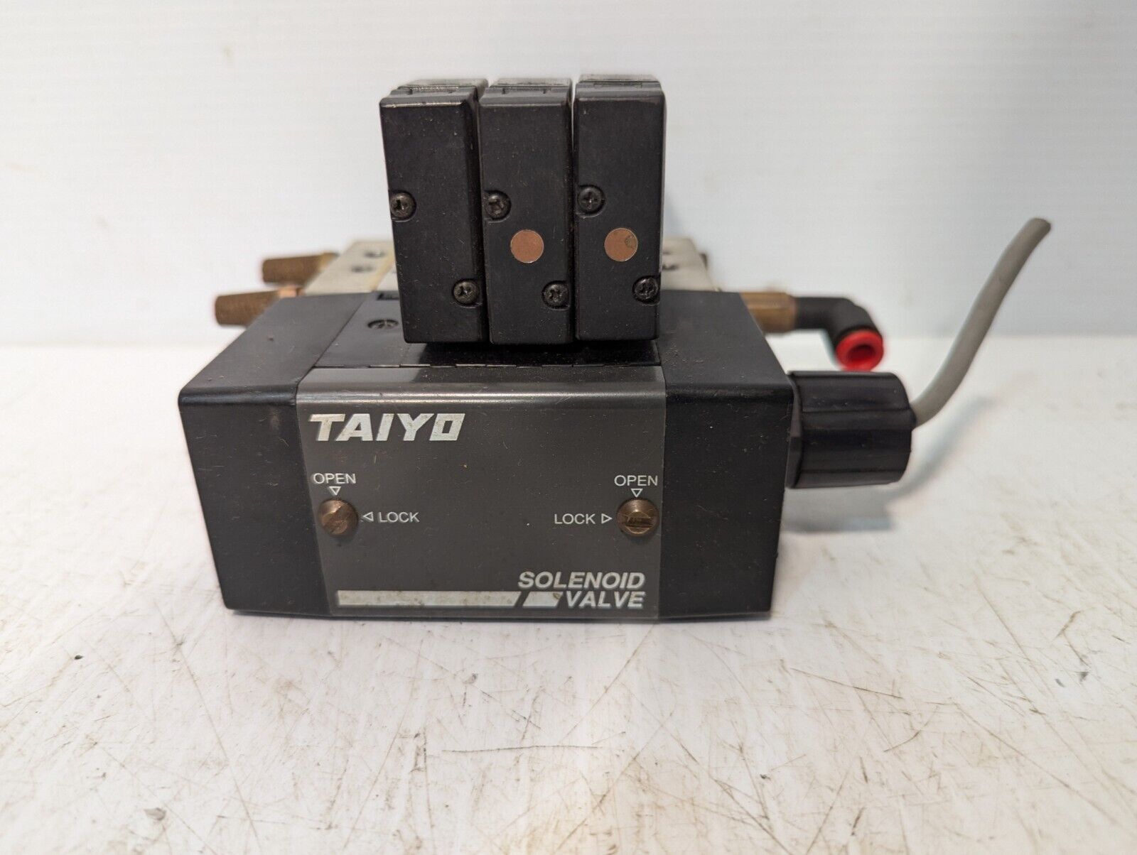 Taiyo Manifold Block w/ 3 SRS1-8S DC24V Solenoid Valves - Free Shipping