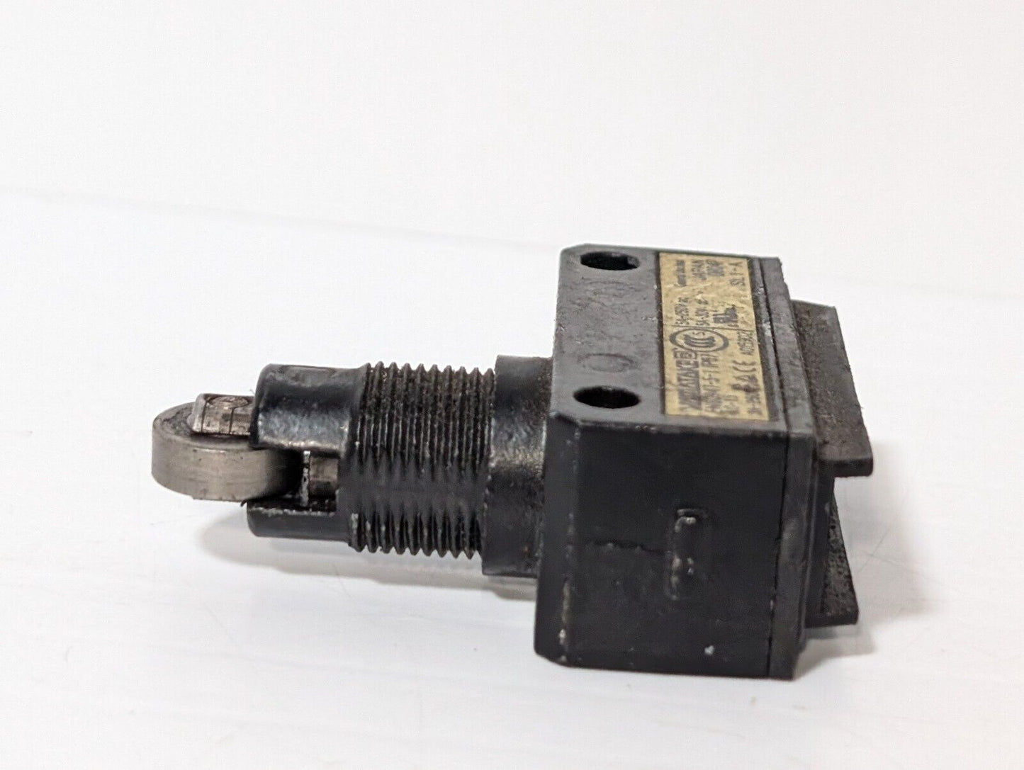 Yamatake SL1-A Limit Switch, Roller Plunger, SPDT, 5A, 250vac \ 30vdc