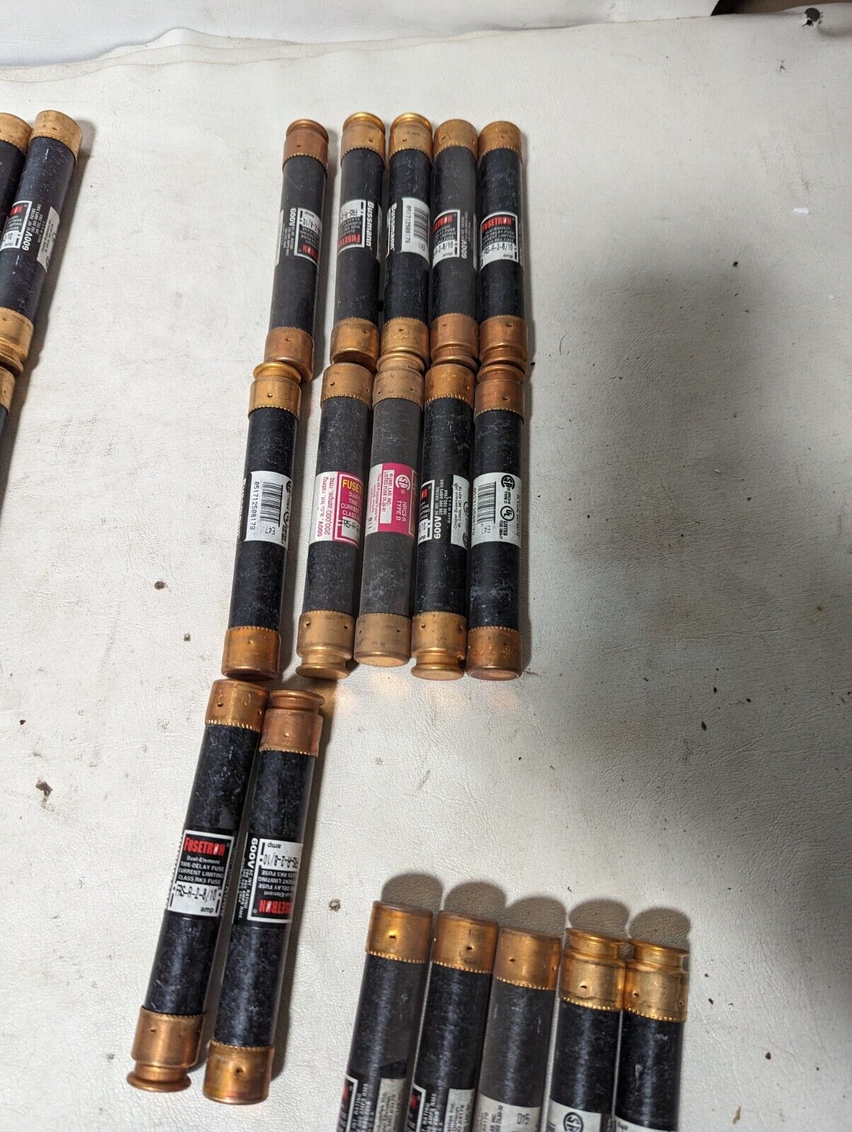 Large lot of 100 FRS-R fuses, 18xFRS-R-9, 15xFRS-R-8, 7xFRS-R-6-1/4, 1xFRS-R-6,