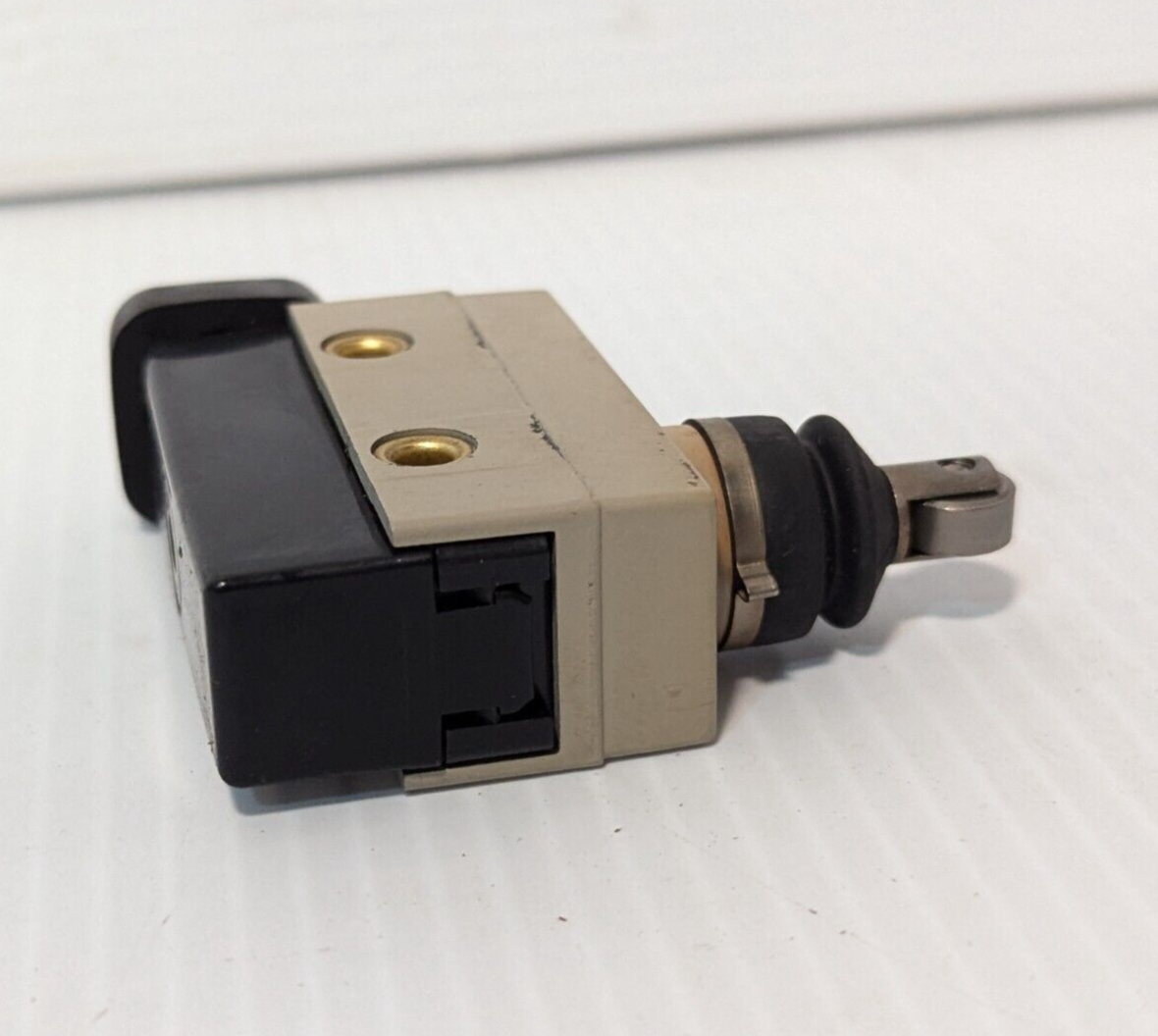 Omron Corporation ZC-N2255 Limit Switch, Roller, 10Amp, Max 250VDC,Free Shipping