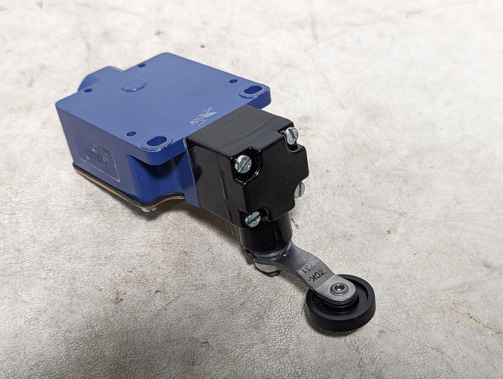 Telemecanique XCKL180031A0001 limit switch, roller head, 240VAC, 3A