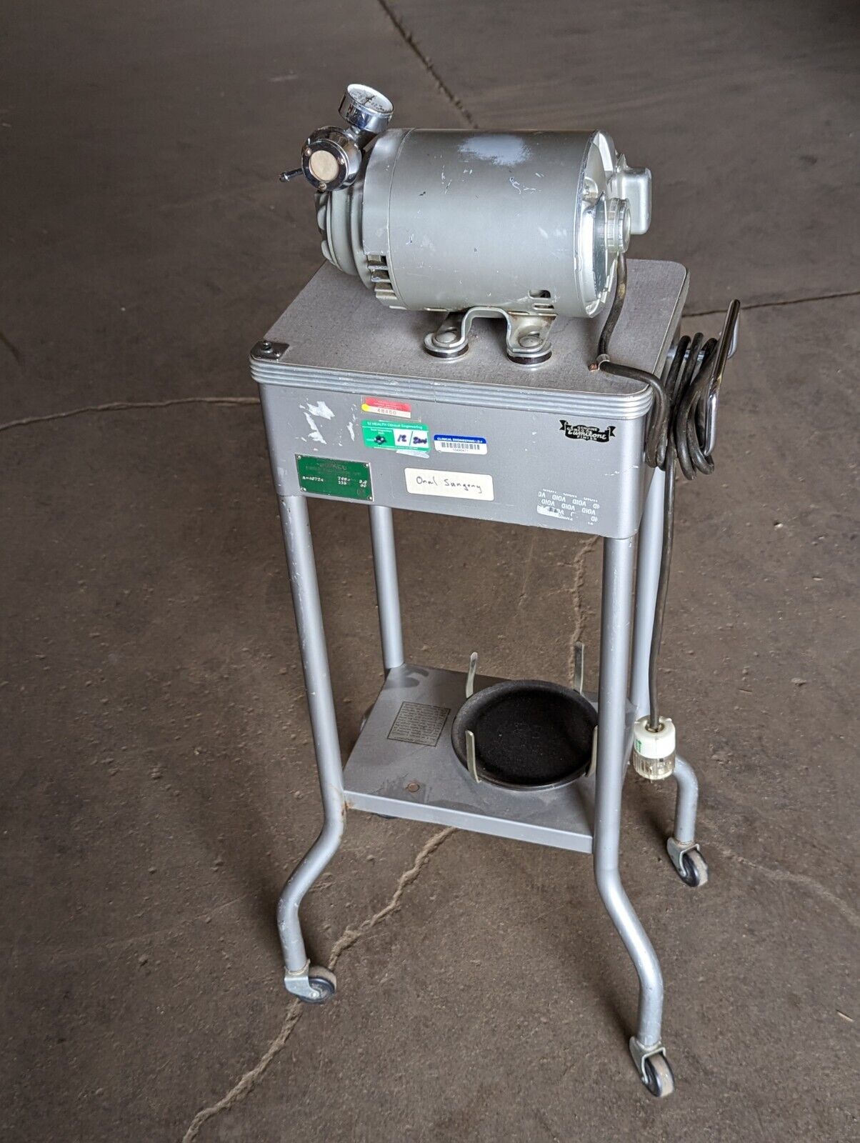 Gomco Surgical 799 suction pump on rolling table with drawer, 3.0A, 115VAC, 60Hz