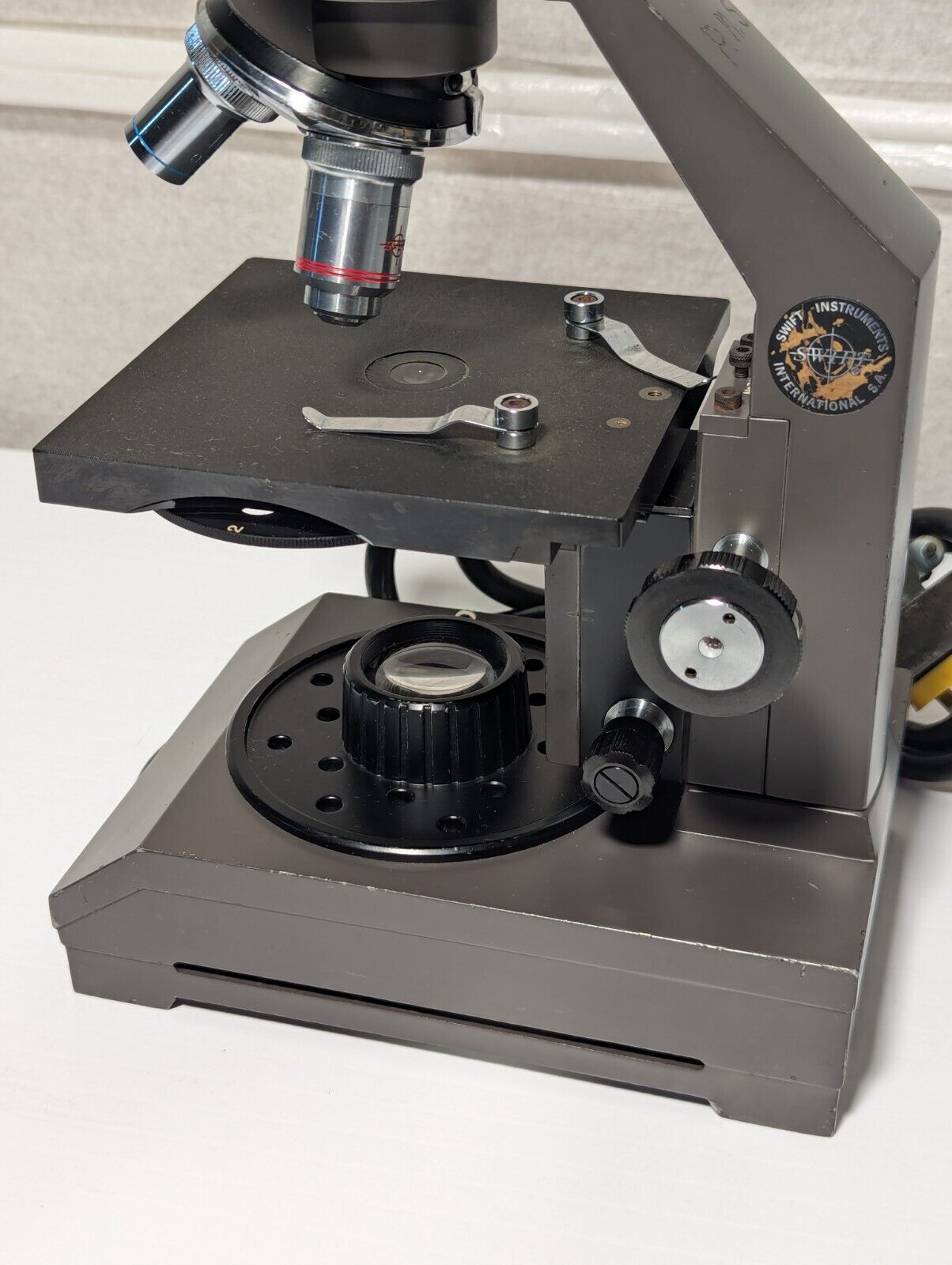 Swift Instruments Series 2240 Microscope 40x 10x & 4x Objectives