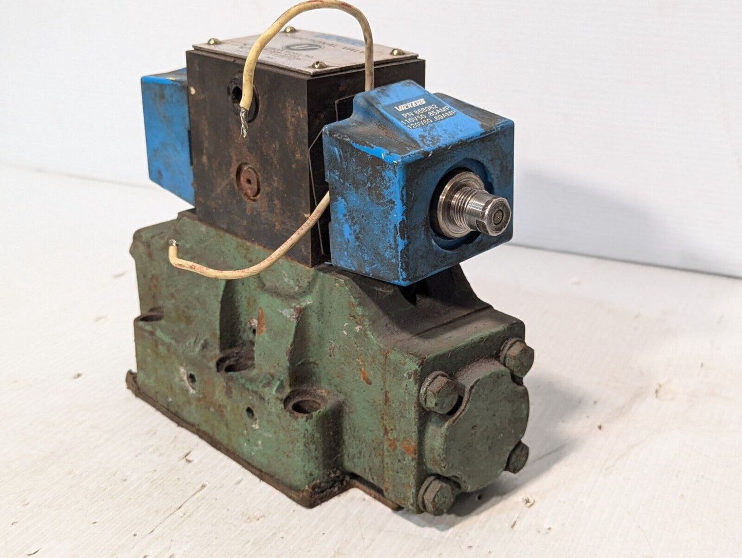 Vickers DG4S4-016C-B-60 Hydraulic Directional Valve+Returns