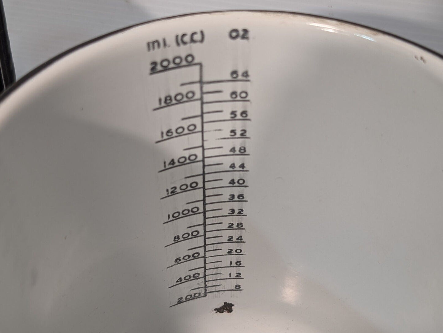 Lot of 2 white enamel lab beakers measures to 2,000ml - Free Shipping
