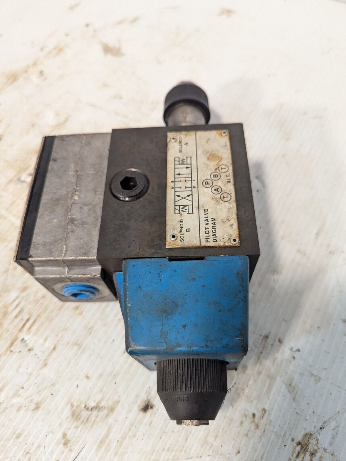 Vickers 02-119589 DG4S4L 012C B 60 directional valve, pilot valve -Free Shipping