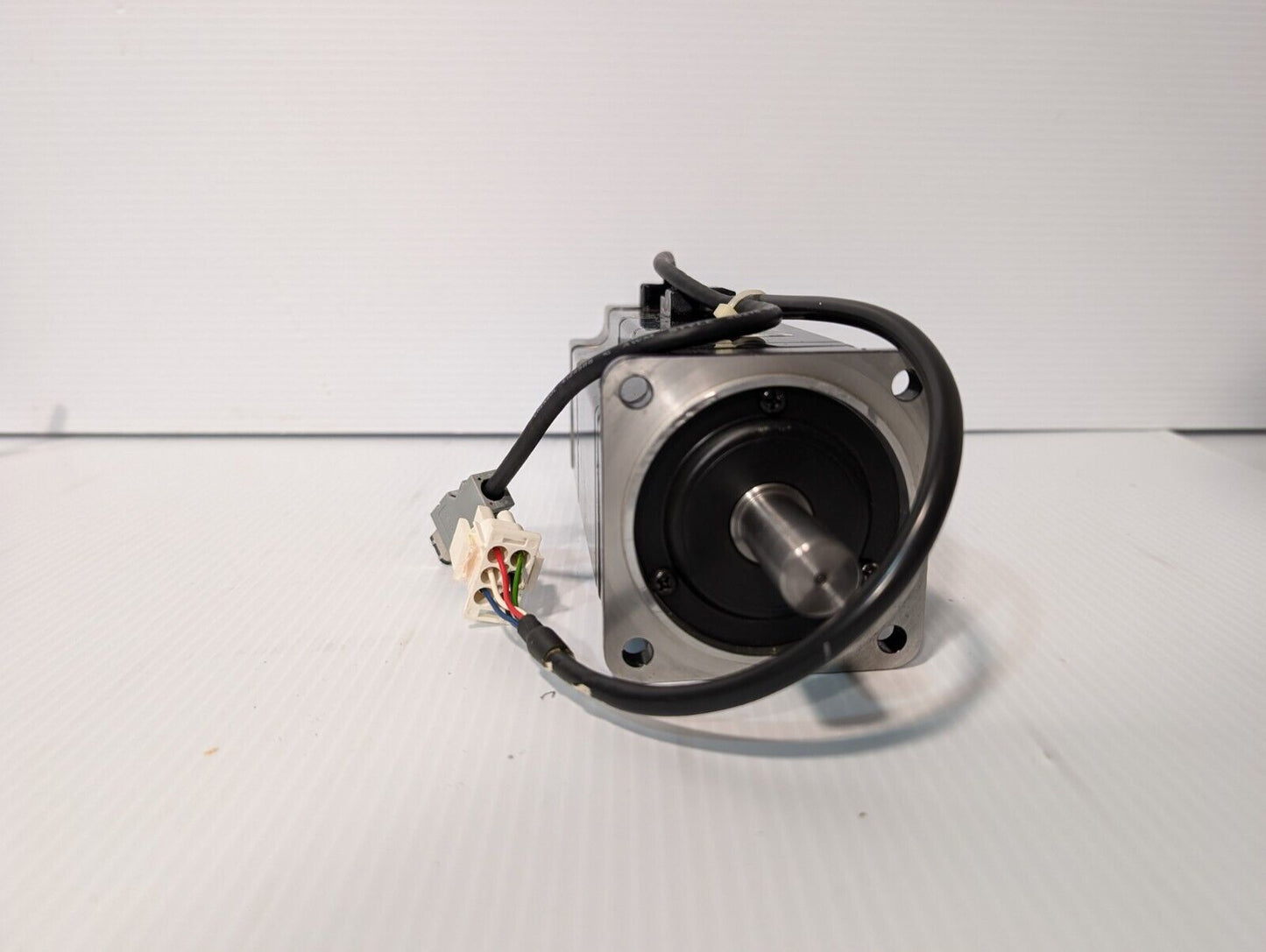 Yaskawa Electric SGMAH-08AAF2C AC Servo Motor, 750W, 200V, 4.4A, 2.39Nm, 3000rpm