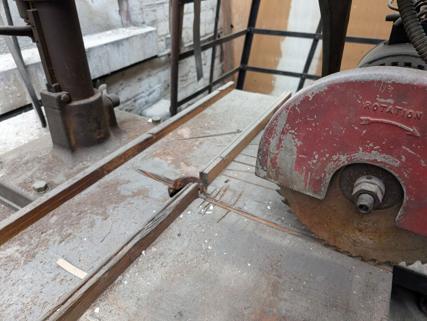 Walker-Turner Radial Arm Saw RA551 Centro Pivot Vintage Manufacturing Equipment