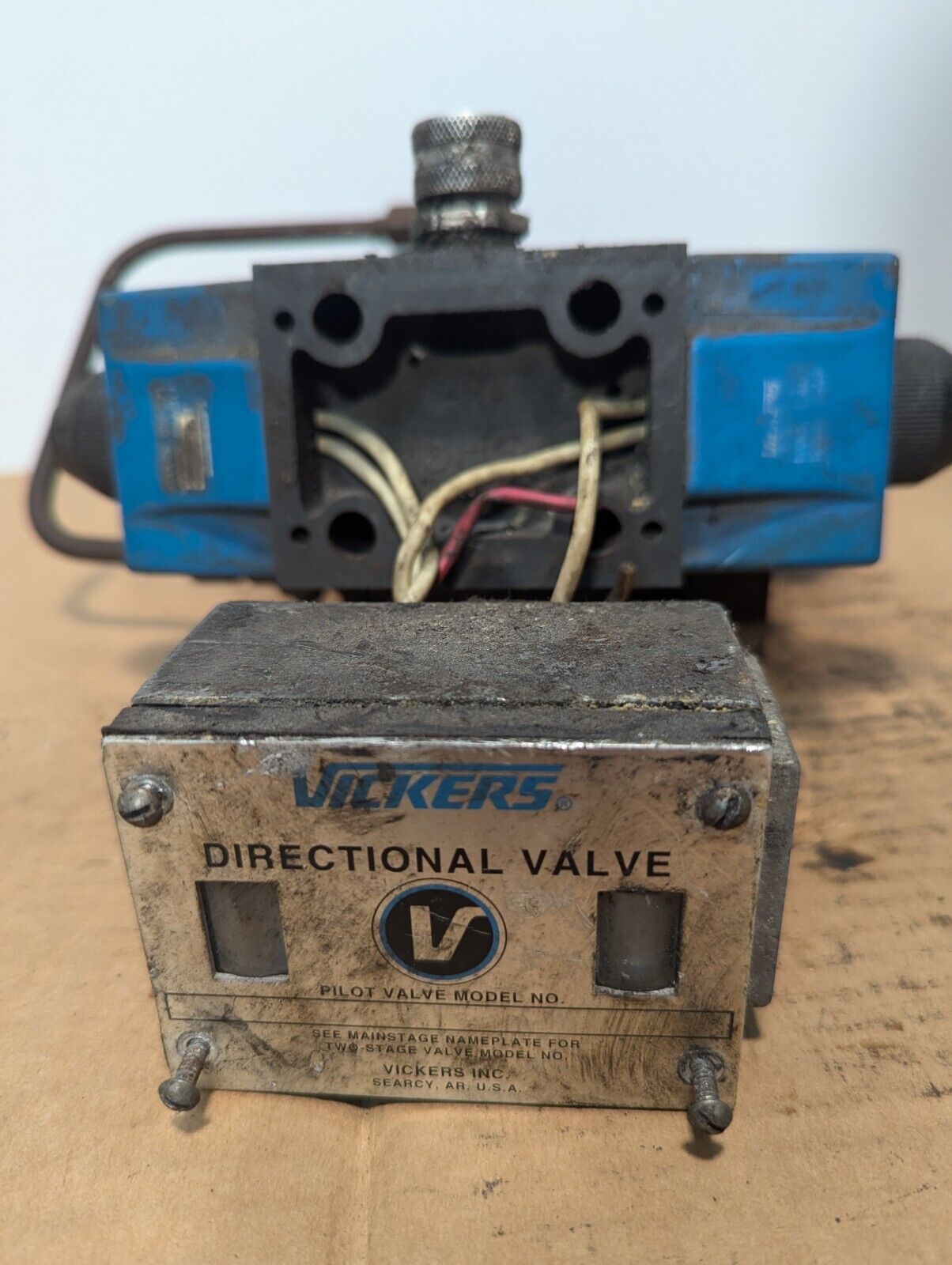 Vickers DG5S-8-2C-2-T-M-FW-B5-30 Directional Valve - Free Shipping
