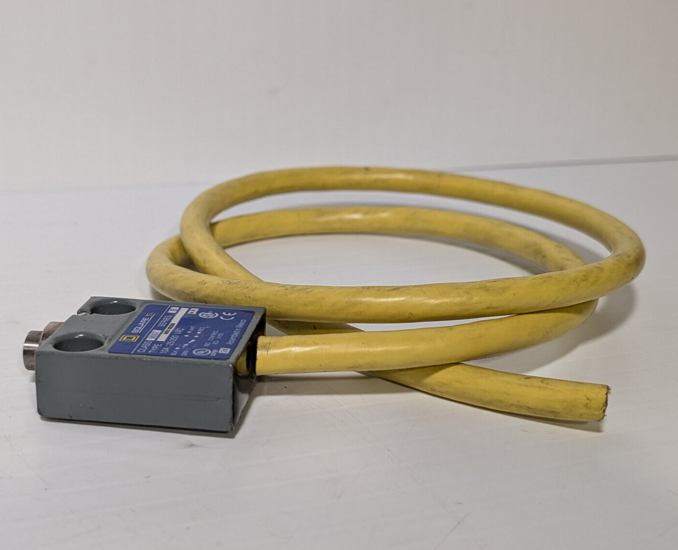 Square D MS01S0300 Enclosed Push Button Limit Switch, Sensor, Automation, 10A