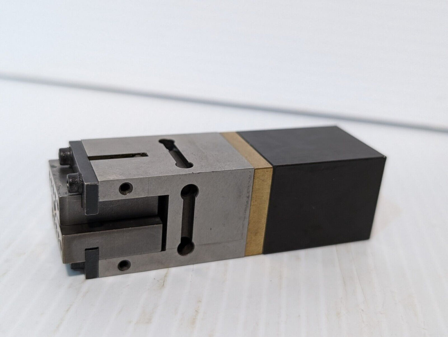 5-723-00047-1 Finger Parallel Gripper or Linear Bearing Actuator Slide
